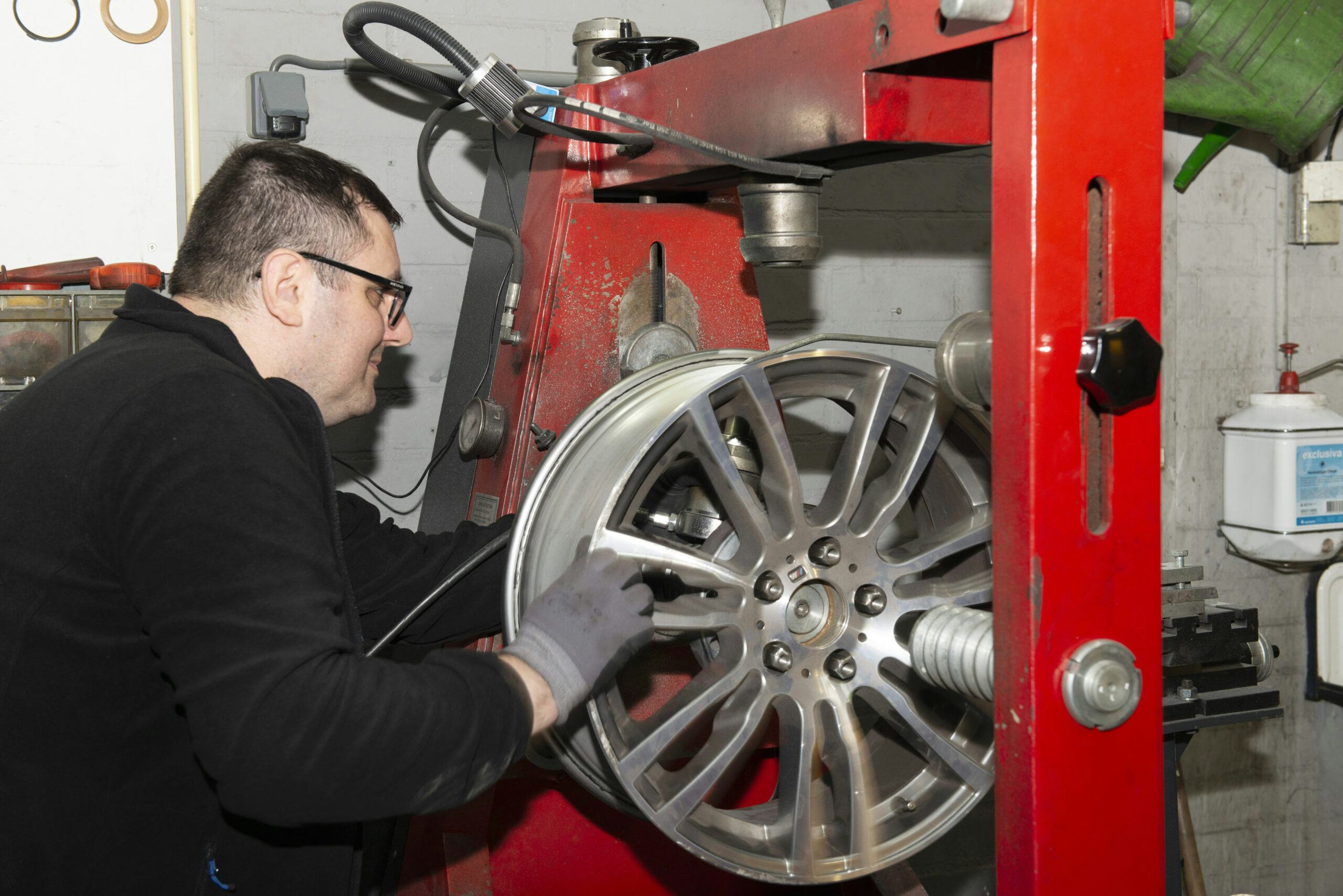 Velgherstel is een ander specialisme, van repareren en richten tot poedercoaten en CNC-frezen.