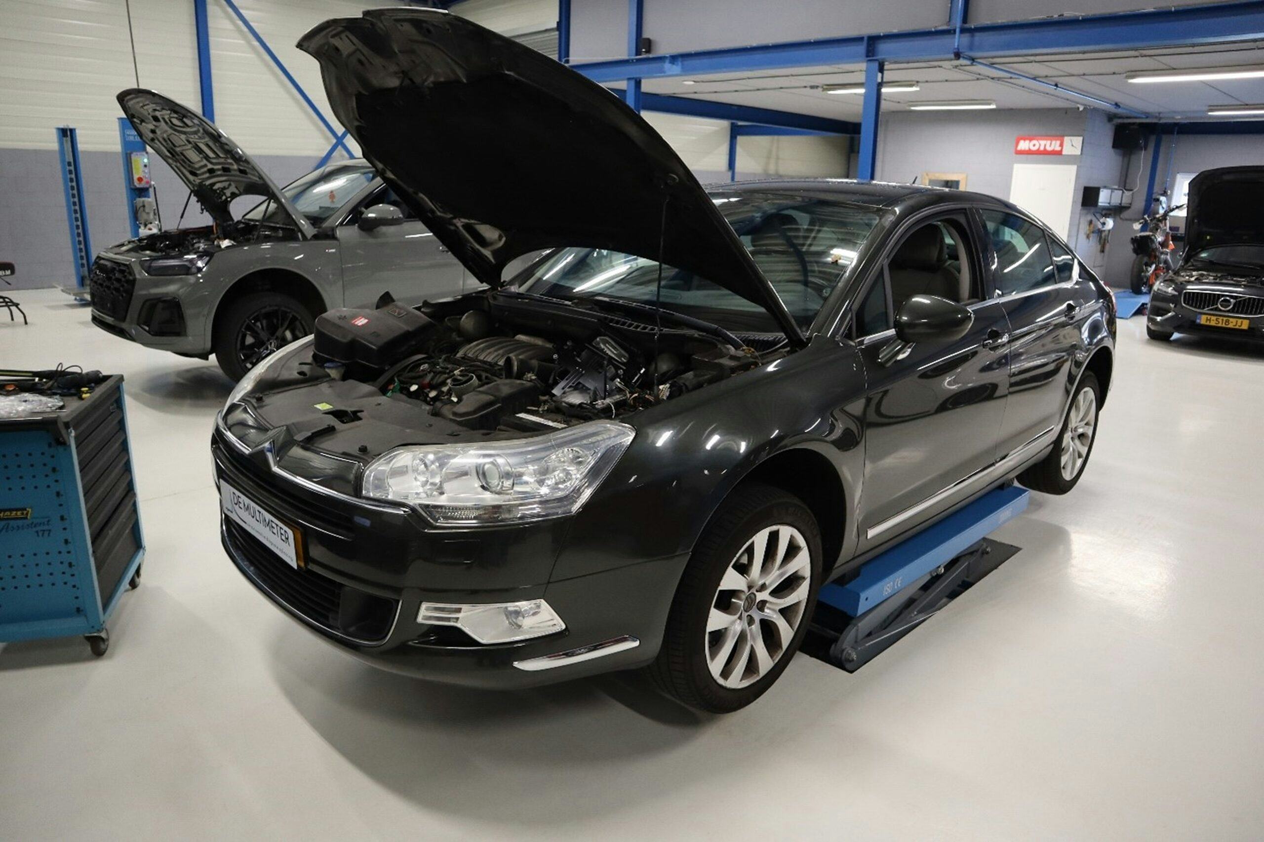 De C5 is in goede handen in de werkplaats van Nick Smits.