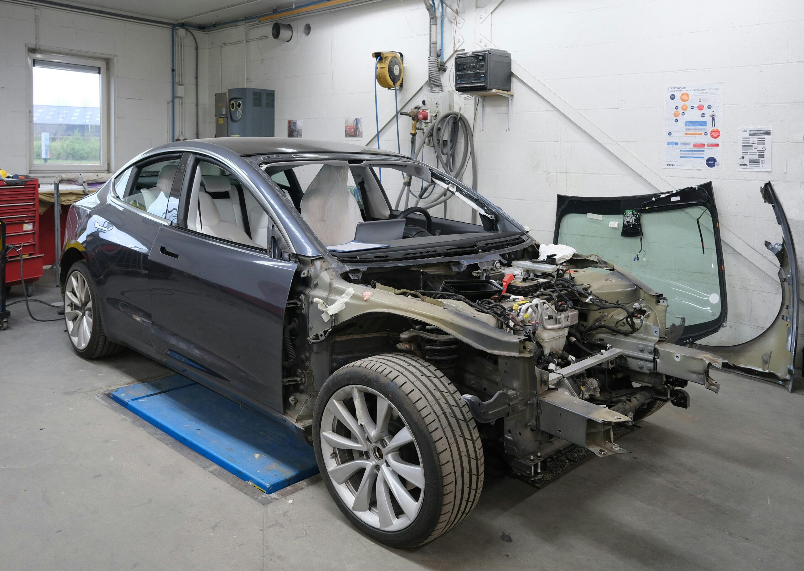 Als deze Tesla 3-auto ‘veilig is gesteld’,
verschilt het schadeherstel niet zo gek veel met dat van een conventionele auto. Na het herstel is er wel veel meer te kalibreren.