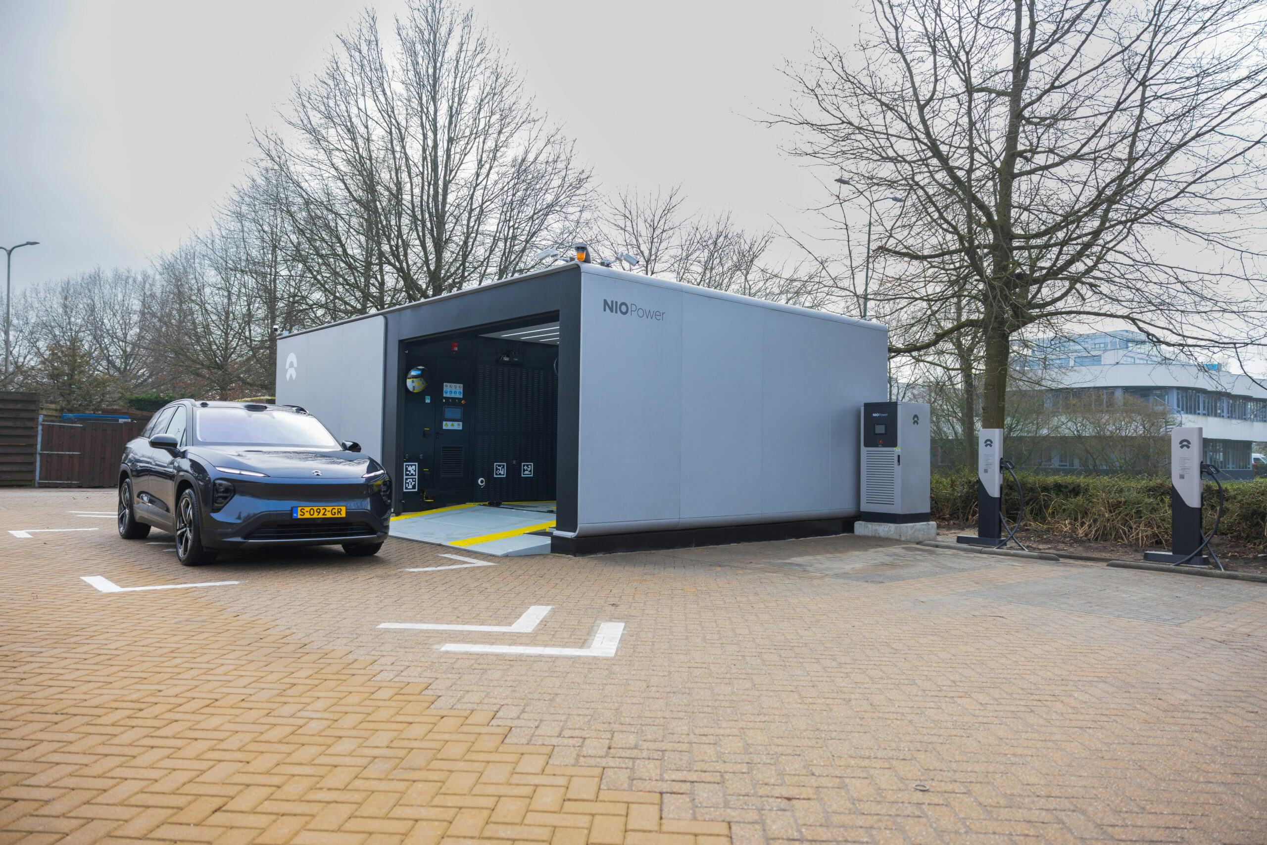 De accu's in de wisselstations van NIO gaan dienst doen als een soort bufferopslag voor wanneer er heel veel energie opgewekt wordt, door zon en wind. Dat ontlast het netwerk.