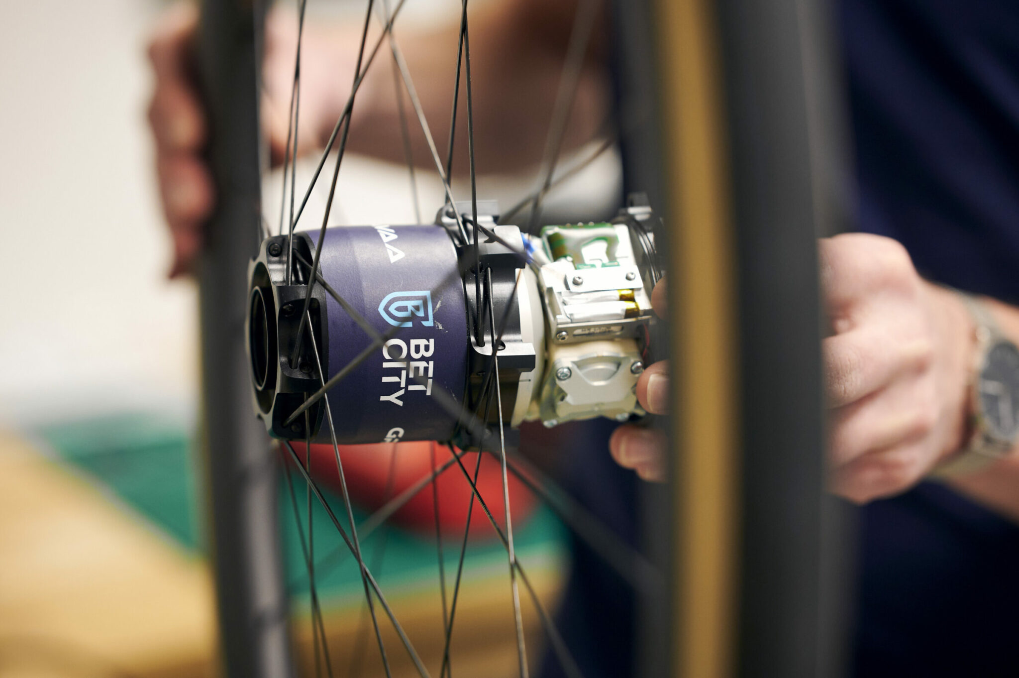 Het KAPS-systeem wordt in de naaf geschoven, je ziet onderaan een van de membraanpompen en bovenaan de ingebouwde elektronica. Aan de reclame op de naaf zie je: de profs hebben het al.