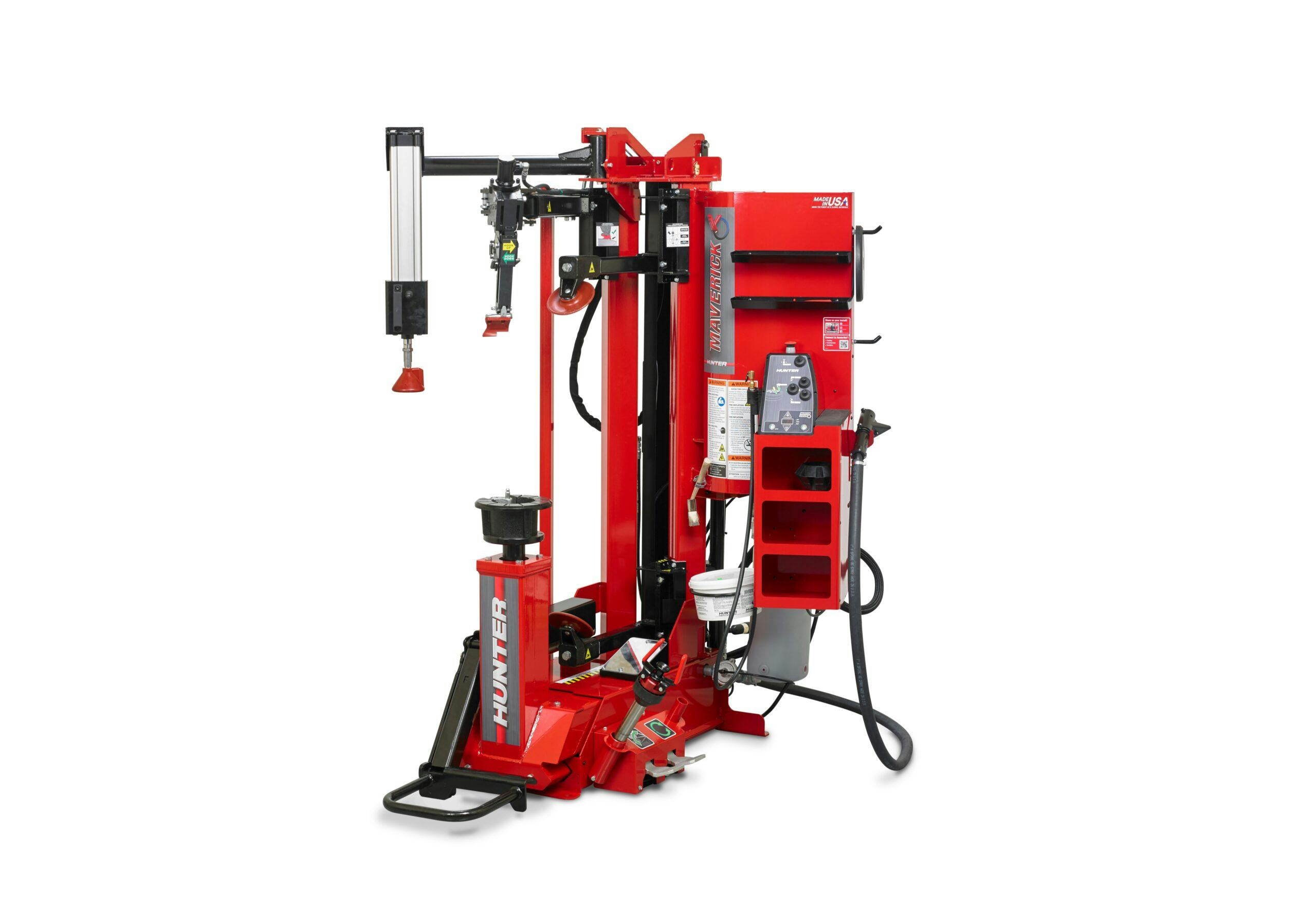 De Maverick bandenwisselmachine is uitgerust met touchless wielmeetfunctie, automatische wielklemmen en een geautomatiseerde hulparm. - Foto: Fuchs