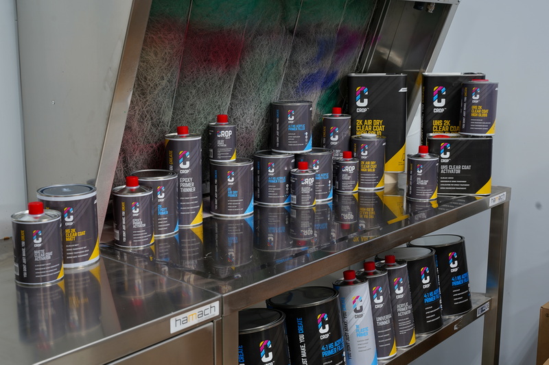 Onder het nieuwe, eigen huismerk levert CROP blanke lakken en primers.