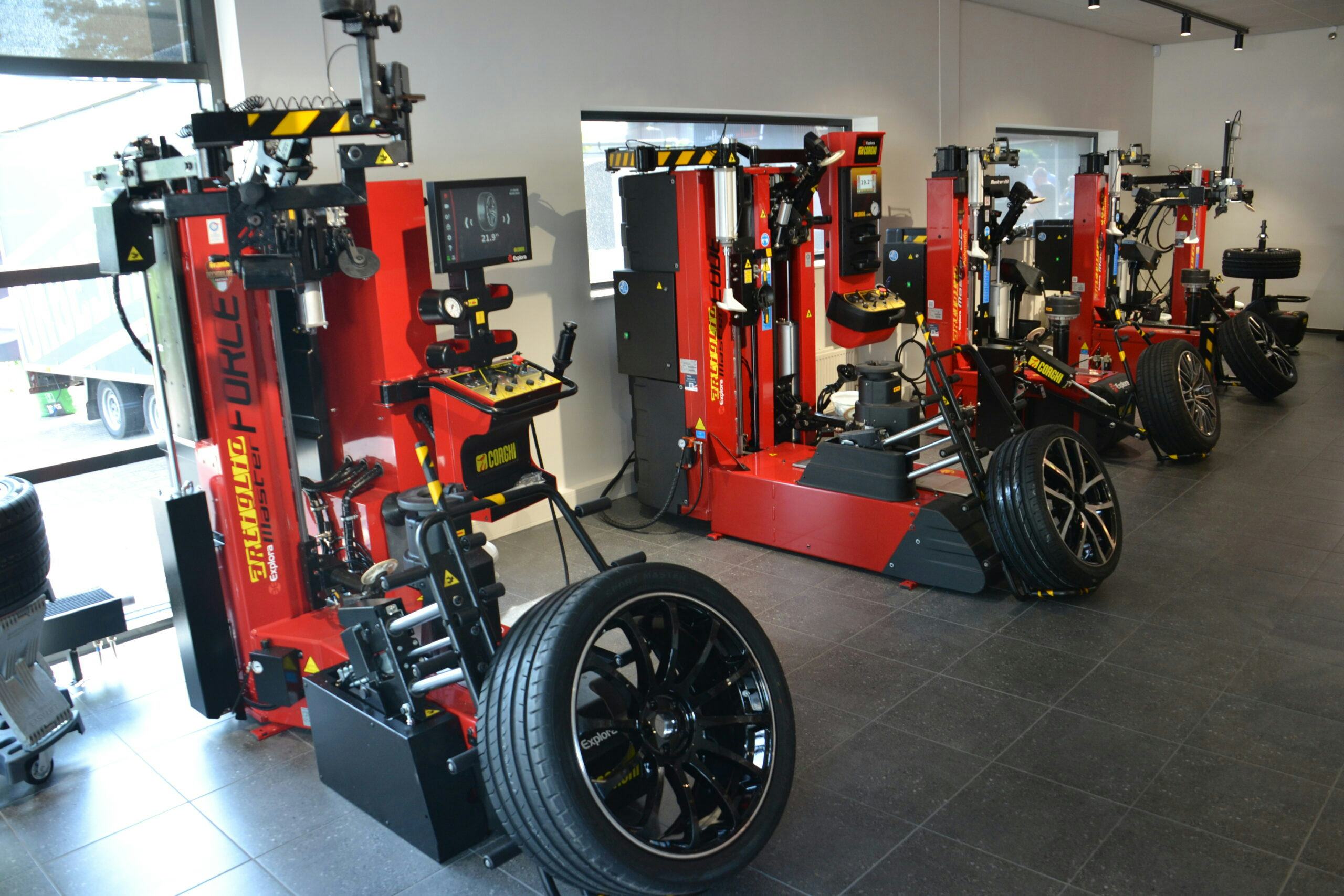 In de nieuwe showroom is plek voor een compleet assortiment Corghi banden(de)monteermachines.