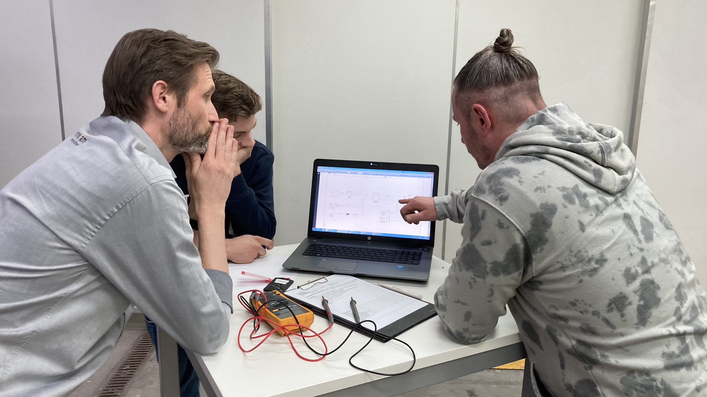 Wat gebeurt er precies als je die schuifdakschakelaar van de Renault Mégane bedient? Trainer Paul Verkerk luistert naar de uitleg van zijn studenten.