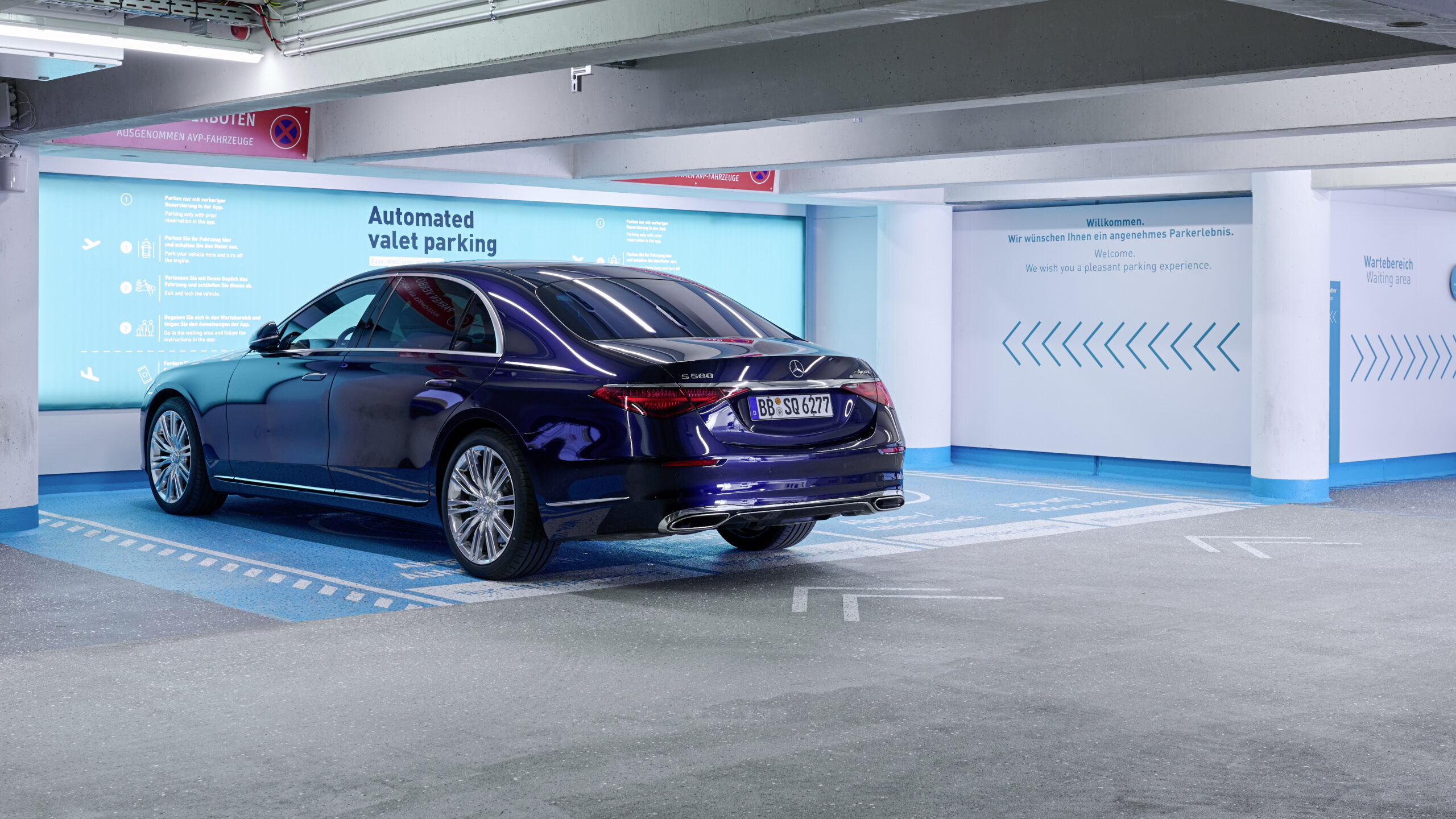 Twee ruime gereserveerde vakken in de APCOA-garage bij het vliegveld van Stuttgart, daarmee begint de historie van volautomatisch parkeren zonder bestuurder.