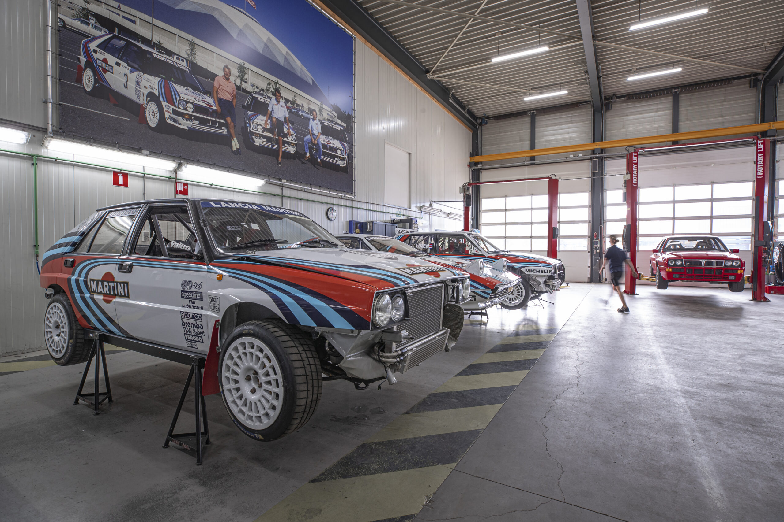 De werkplaats van Maturo Cars is een lust voor het oog. Links staan klantenauto's, die tussen rally-events door volledig worden geserviced. - Foto: Andrew Walkinshaw