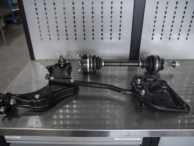 Talloze componenten zijn opnieuw ontwikkeld en worden in kleine oplages vervaardigd door specialistische bedrijven rondom Eindhoven. - Foto: Andrew Walkinshaw