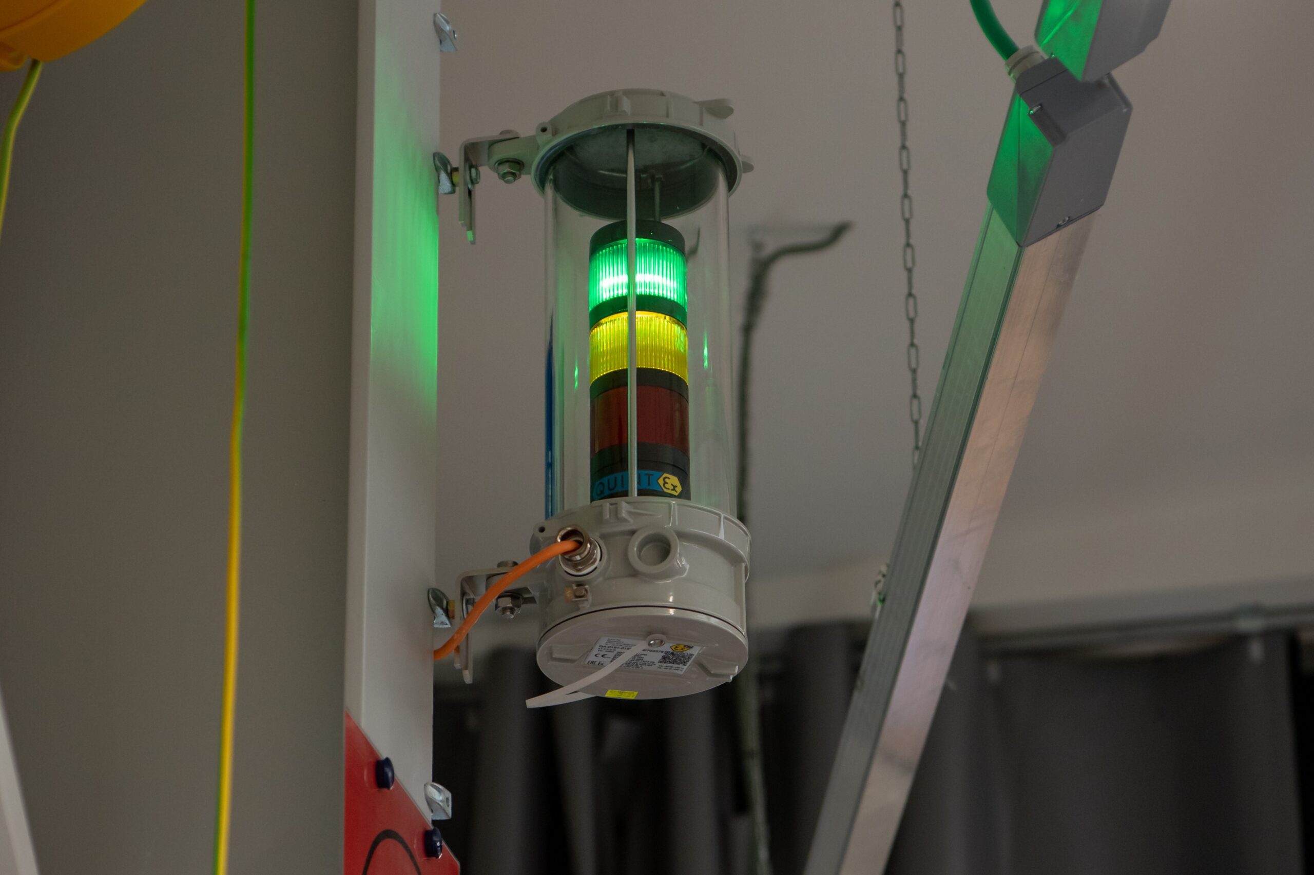 Een waarschuwingslamp met een akoestisch alarm. Groen licht: alles is OK, Oranje = detectiedrempel van 0,4 vol.% H2,  Rood = detectiedrempel van 0,8 vol.% H2. - Foto: Gino Decoster