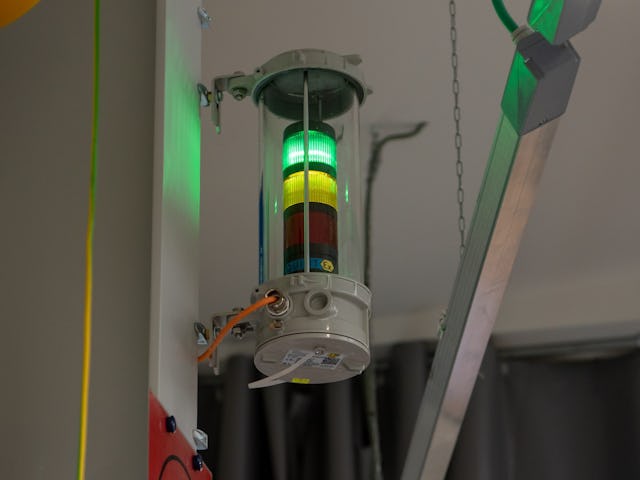 Een waarschuwingslamp met een akoestisch alarm. Groen licht: alles is OK, Oranje = detectiedrempel van 0,4 vol.% H2, Rood = detectiedrempel van 0,8 vol.% H2. - Foto: Gino Decoster