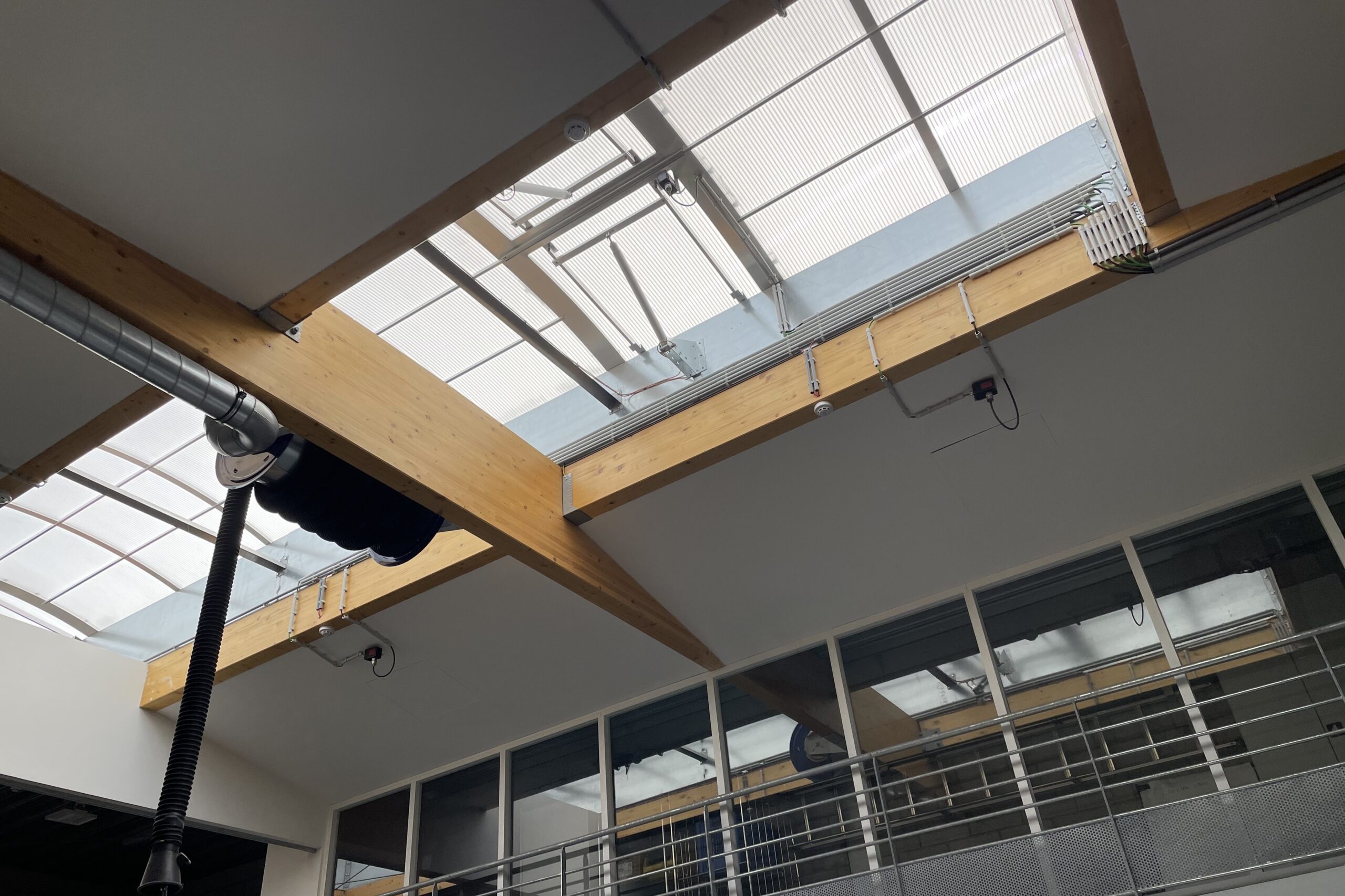 Bij een hoofdalarm worden de dakkoepels met perslucht geopend voor een snelle ventilatie. - Foto: Gino Decoster