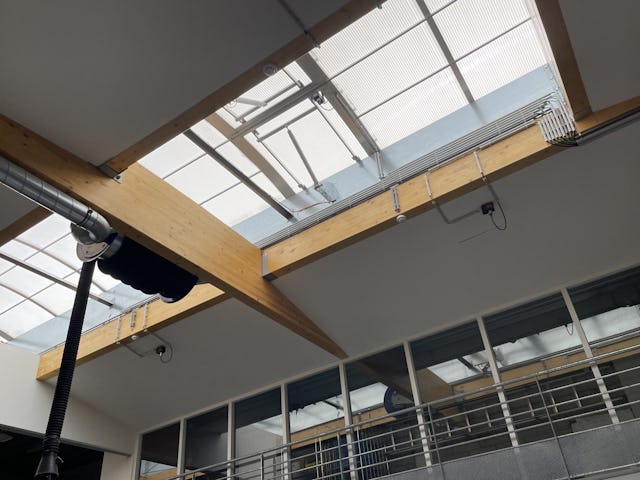 Bij een hoofdalarm worden de dakkoepels met perslucht geopend voor een snelle ventilatie. - Foto: Gino Decoster