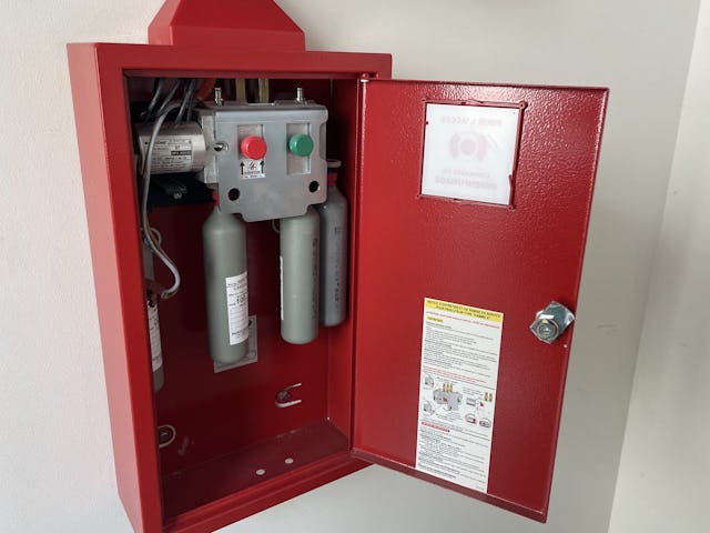 De persluchtflessen bevinden zich in een schakelkast. - Foto: Gino Decoster