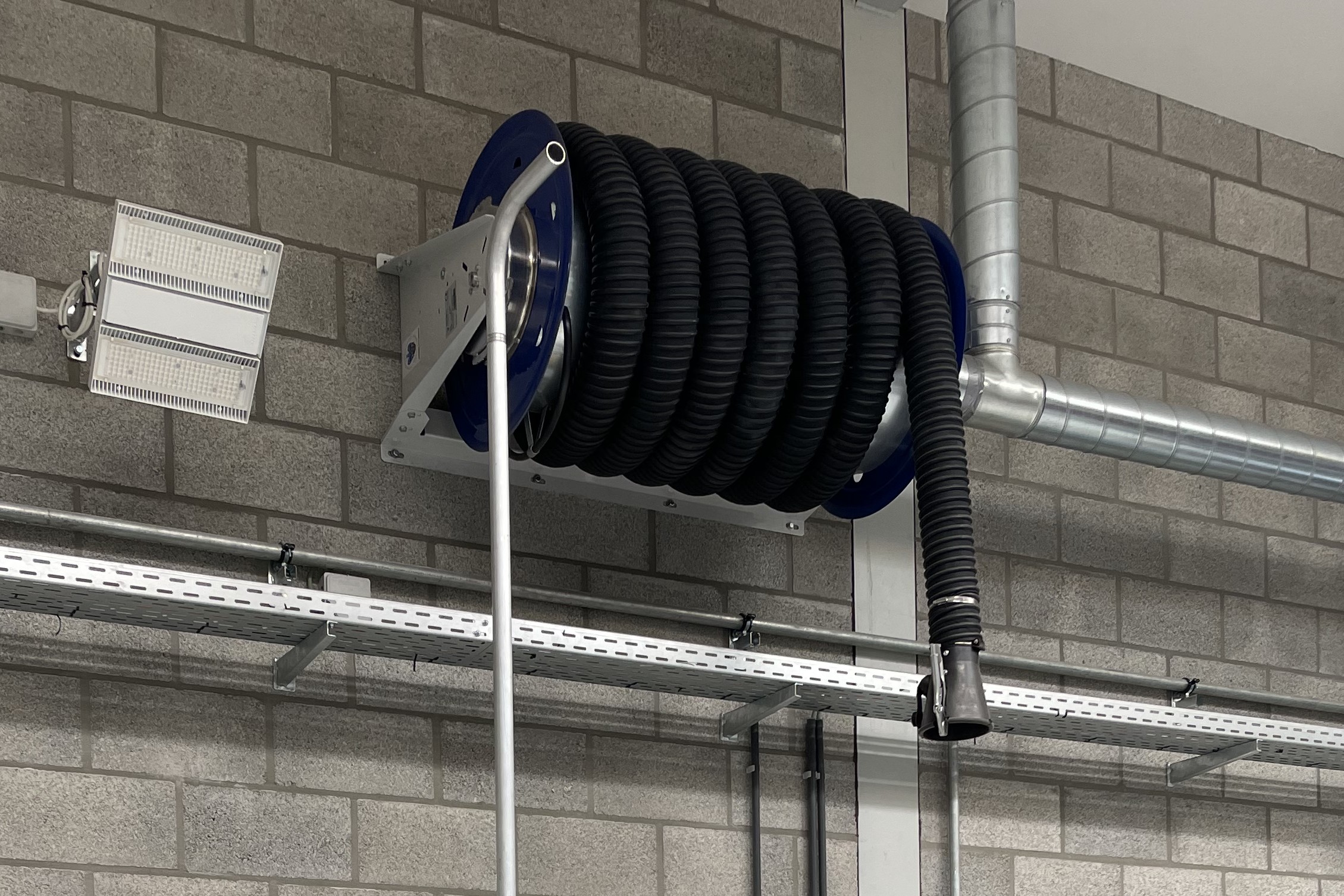 Hyundai levert speciaal gereedschap om waterstof veilig te lozen. Hier zie je de afvoerleiding. - Foto: Gino Decoster