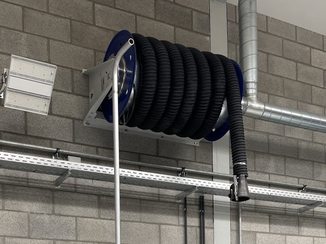 Hyundai levert speciaal gereedschap om waterstof veilig te lozen. Hier zie je de afvoerleiding. - Foto: Gino Decoster