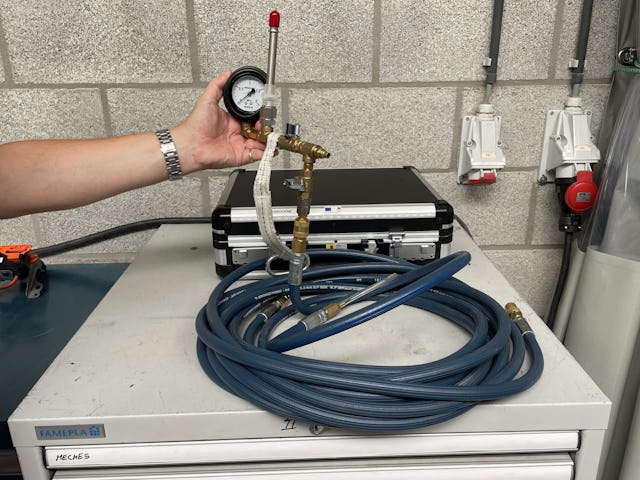 De verbindingsleiding met manometer tussen de H2-tank en de afvoerleiding. - Foto: Gino Decoster