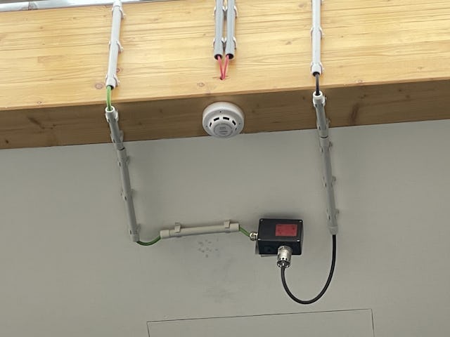 Een waterstofsensor in het plafond van de werkplaats. Dit is belangrijk omdat waterstof niet waarneembaar is voor de mens. - Foto: Gino Decoster