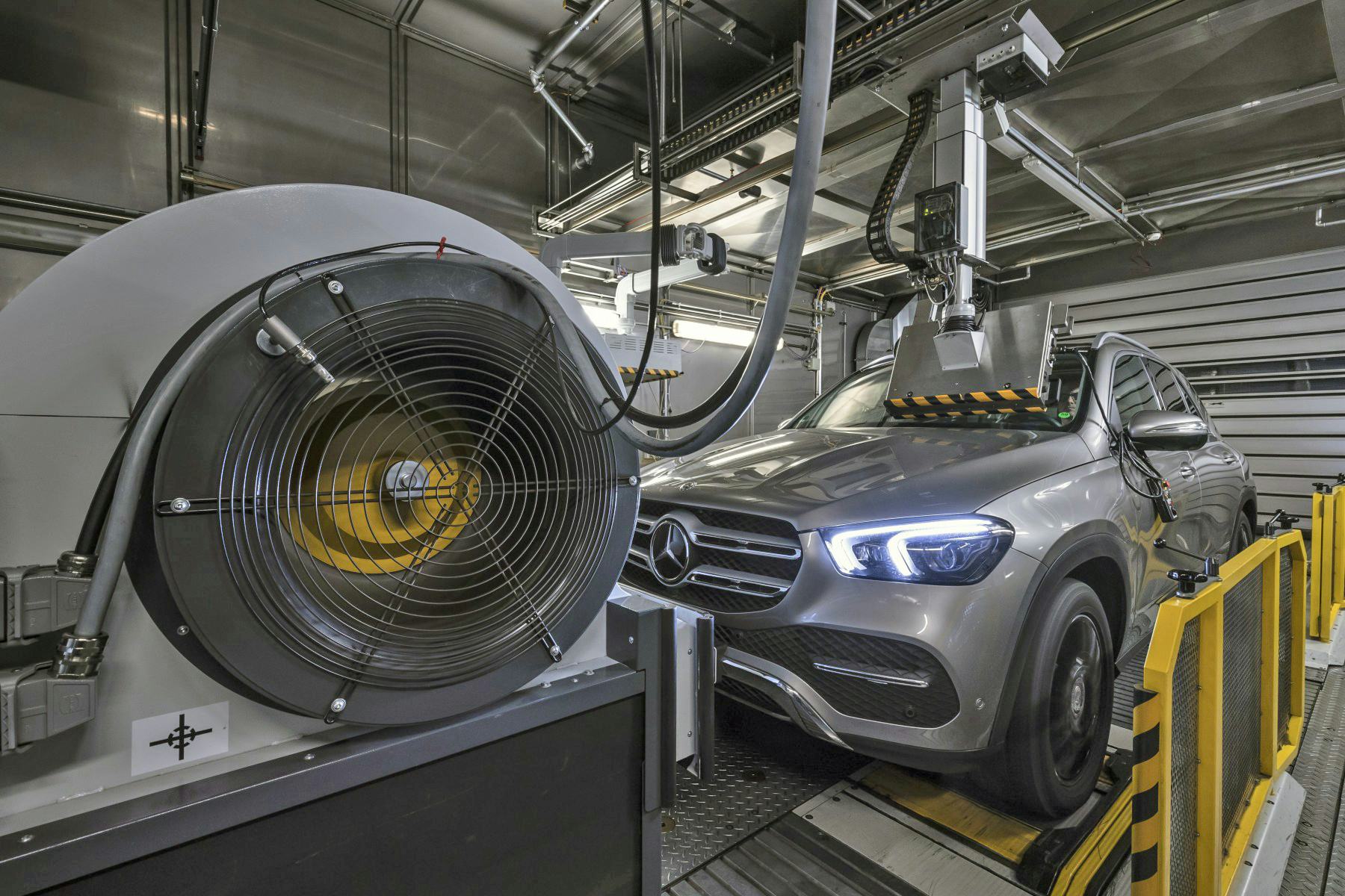 De omstandigheden tijdens een WLTP-test in het laboratorium zijn aanzienlijk realistischer dan bij de oude NEDC-procedure, maar er blijft verschil met de alledaagse realiteit. - Foto: Mercedes-Benz