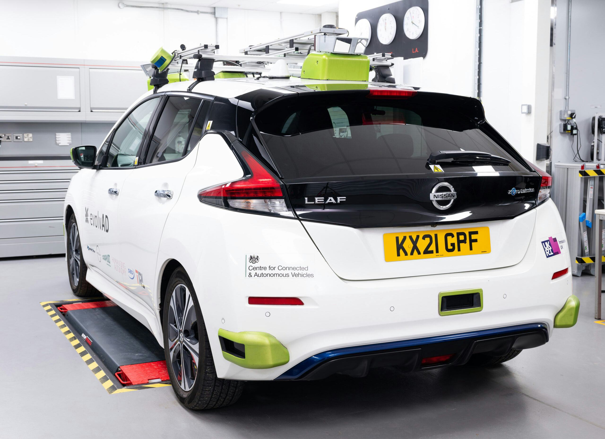 Nissan leidt een Brits onderzoek naar autonoom rijden. Autonome auto's gaan als test het echte verkeer in. - Foto: Nissan