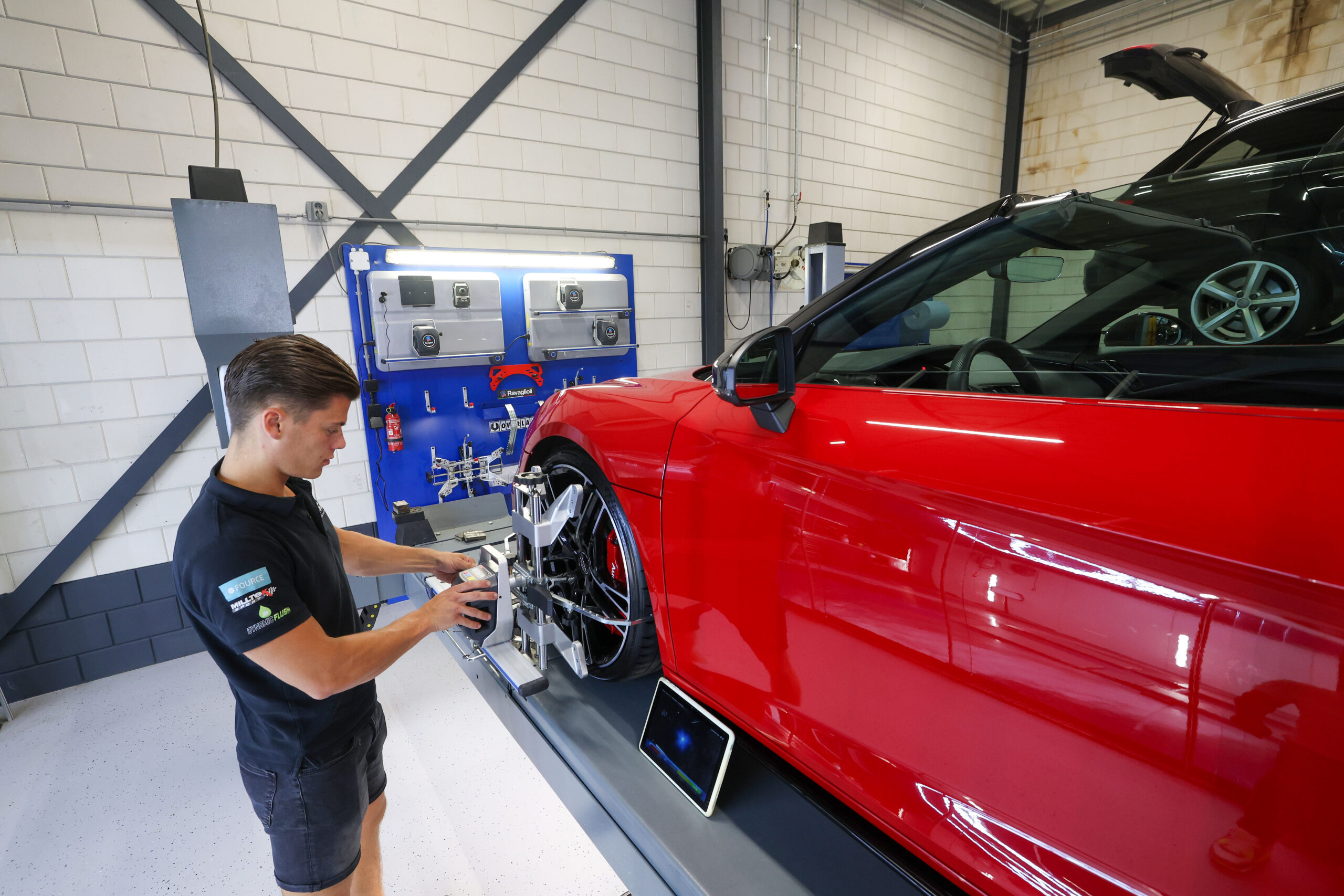 De nieuwe vierkolommer van EAE heeft een wielvrij hefsysteem en draaiplaten. Hij is ook in gebruik als uitlijnbrug. Uitlijnen gebeurt met een nieuw draadloos RAV TD2.0 WiFi-uitlijnsysteem met tablet. Dankzij de verlengde oprijplaten kunnen verlaagde auto’s en sportauto’s probleemloos de brug op en af rijden.