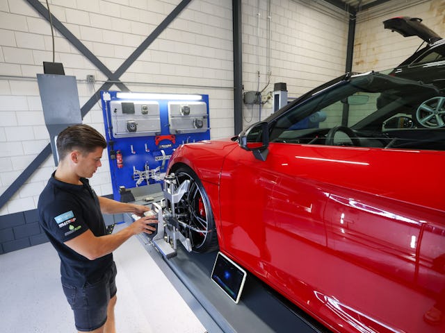 De nieuwe vierkolommer van EAE heeft een wielvrij hefsysteem en draaiplaten. Hij is ook in gebruik als uitlijnbrug. Uitlijnen gebeurt met een nieuw draadloos RAV TD2.0 WiFi-uitlijnsysteem met tablet. Dankzij de verlengde oprijplaten kunnen verlaagde auto’s en sportauto’s probleemloos de brug op en af rijden.