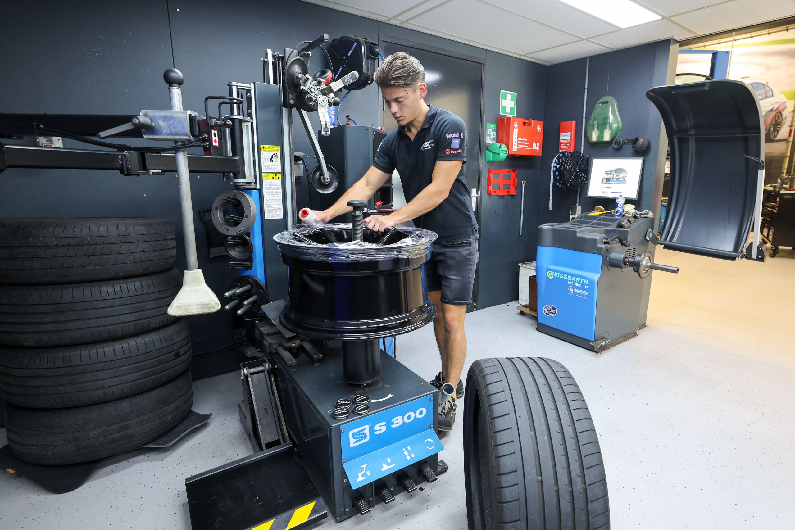 Customising en tuning zijn specialismen. Daar horen grote wielmaten bij. De Sice S 300 heeft een opspanbereik van 13 tot en met 32 inch. De hulpschijf en hulparm zijn handig bij het monteren van grote, platte en stugge (runflat-) banden. Een folieroller beschermt de zachte lak van deze vers gecoate velg tijdens de bandenmontage.