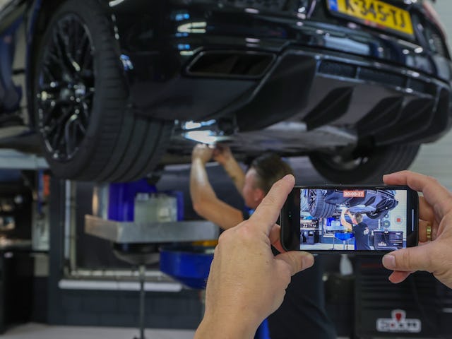 Autobedrijf John van der Rijt is zeer actief op YouTube en verschillende socialemediakanalen. Met smartphones filmen John en de autotechnici hun werk. “Met klanten en volgers delen we wat we doen”, zegt John. “We laten zien wat goed gaat en wat fout gaat. Die openheid heeft ons veel nieuwe klanten gebracht.”