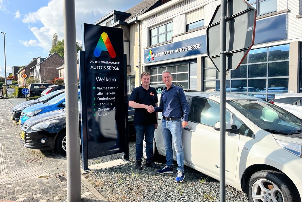 Formule Manager Bjorn Cauwenberghe (rechts) en Serge Vervondel van Autorepairmaster Auto’s Serge. - Foto: Alliance Automotive Group Benelux