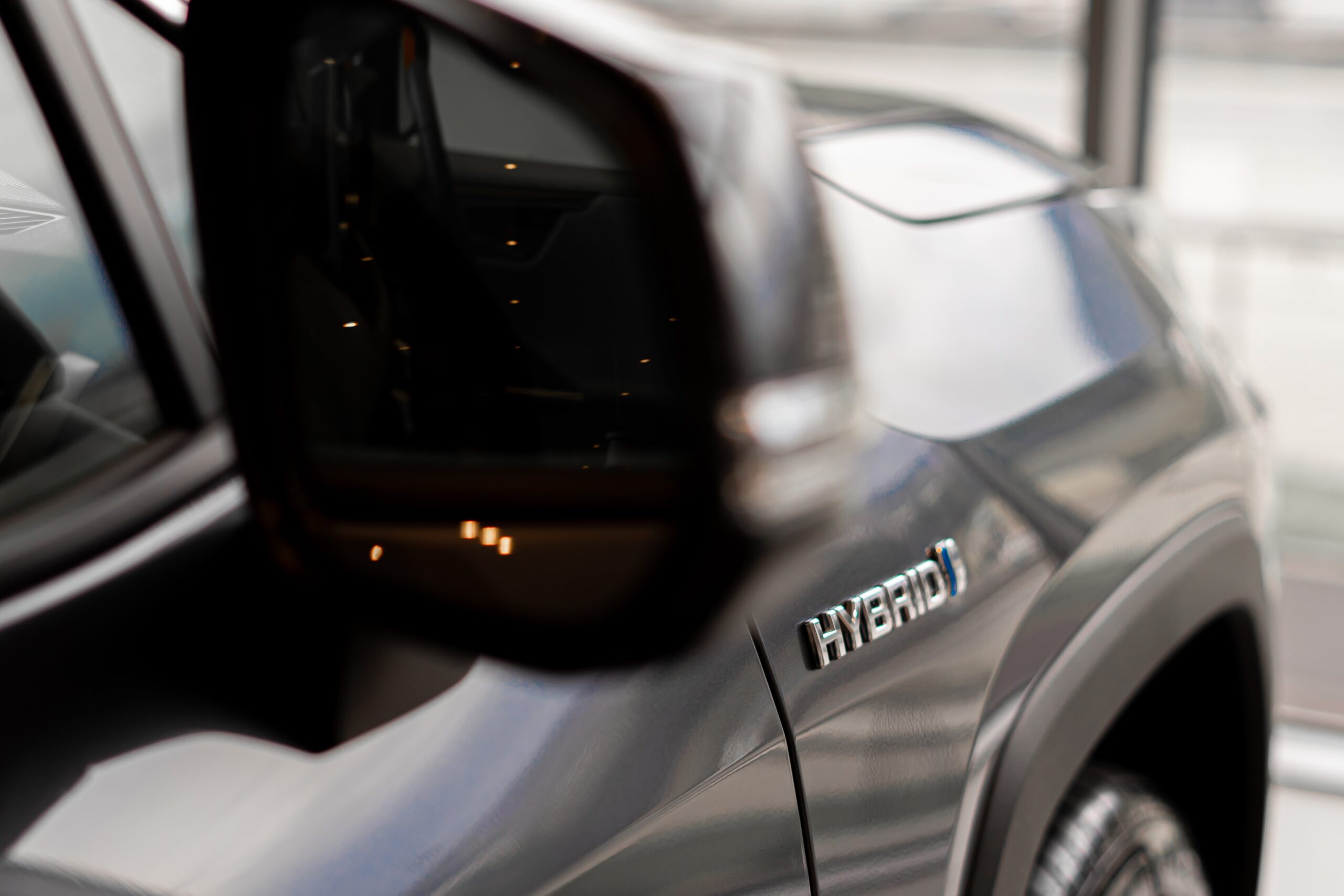 Er wordt online vaker naar een hybride gezocht, tegen een hogere prijs. - Foto: Shutterstock