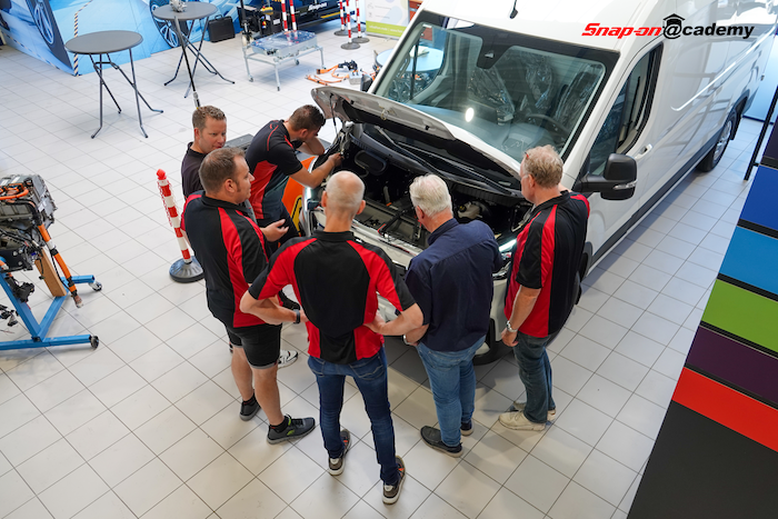 De Snap-on Academy is een opleidingsinstituut voor autotechnici en een extra aanvulling op de service en ondersteuning van de Snap-on franchisenemer.