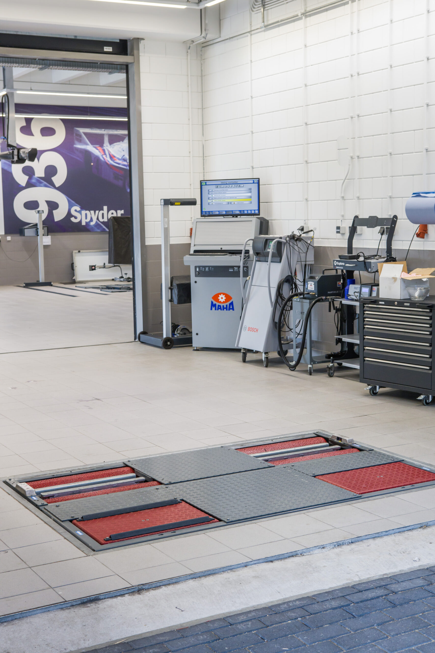 Behalve een Maha-rollenremmentestbank ontbreekt ook de onderstel- en frequentiegestuurde resonantietester niet.