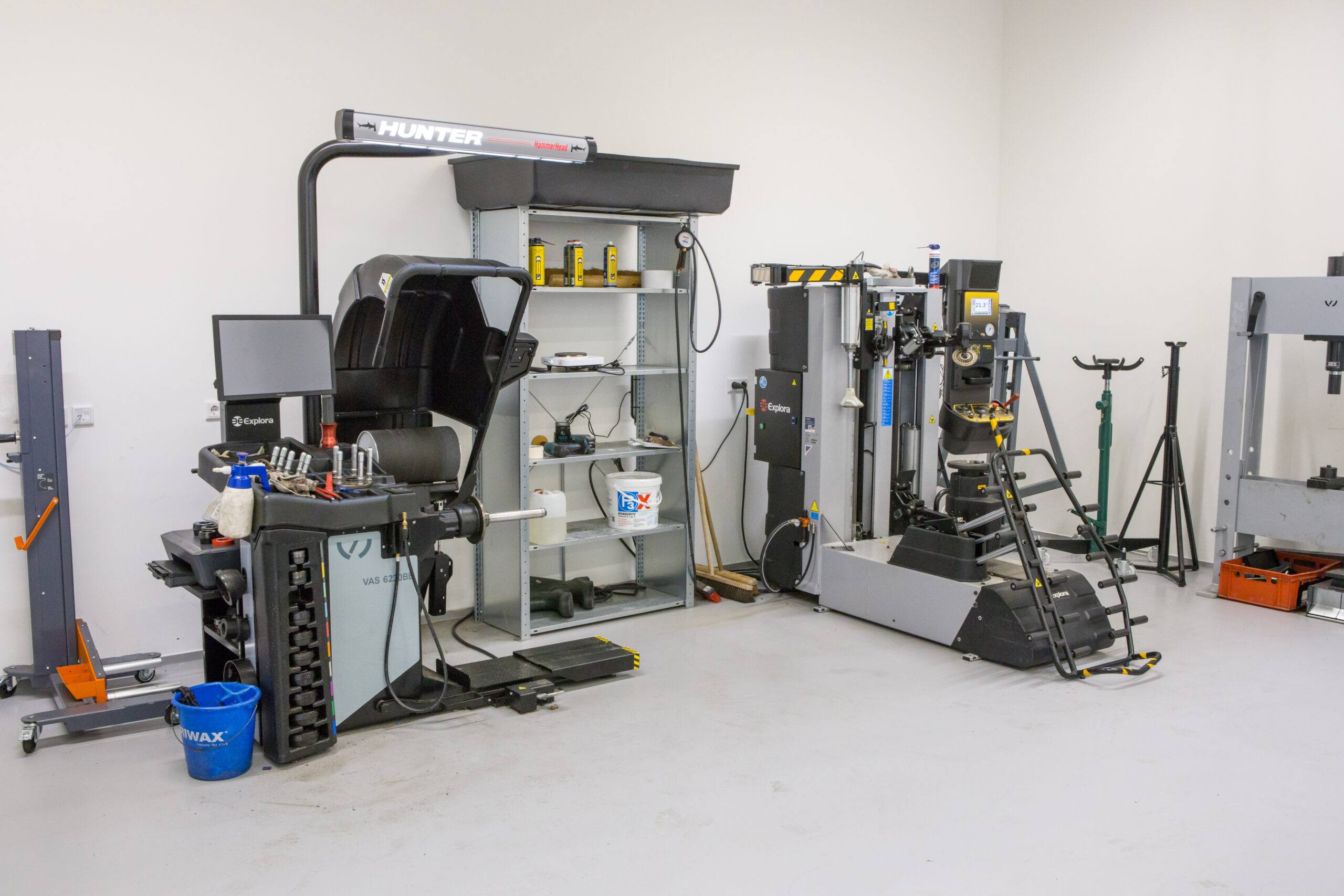 De Porsche- en Bentley/Lamborghini-werkplaats hebben beide een 
highend bandenservice-ruimte met een Corghi Master Code en Hunter Road Force Elite.