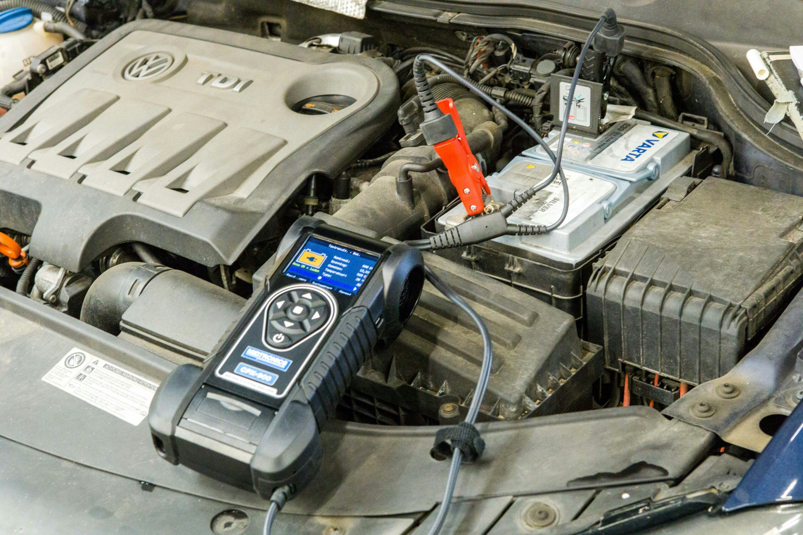 Het verdient aanbeveling de startbatterij bij elke beurt door te meten met een goede batterijtester. - Foto's: Peter Aansorgh