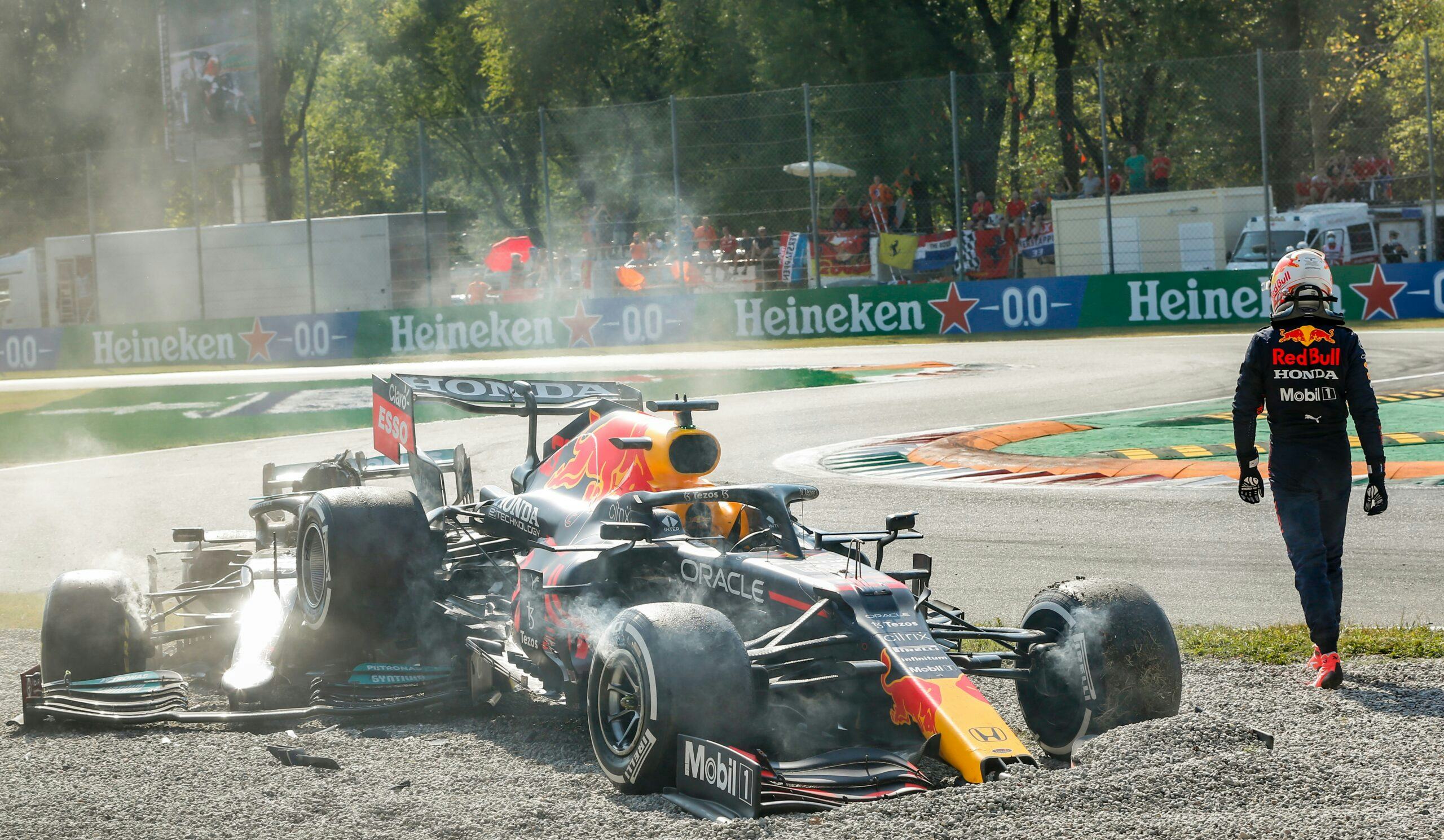 Een beeld dat we niet snel zullen vergeten: Max Verstappen parkeert in het seizoen 2021 op Monza zijn Red Bull boven op de Mercedes van Lewis Hamilton. - Foto's: Shutterstock