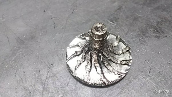 Extreme inslagschade aan het compressorwiel, als gevolg van de losgekomen klepbevestiging.