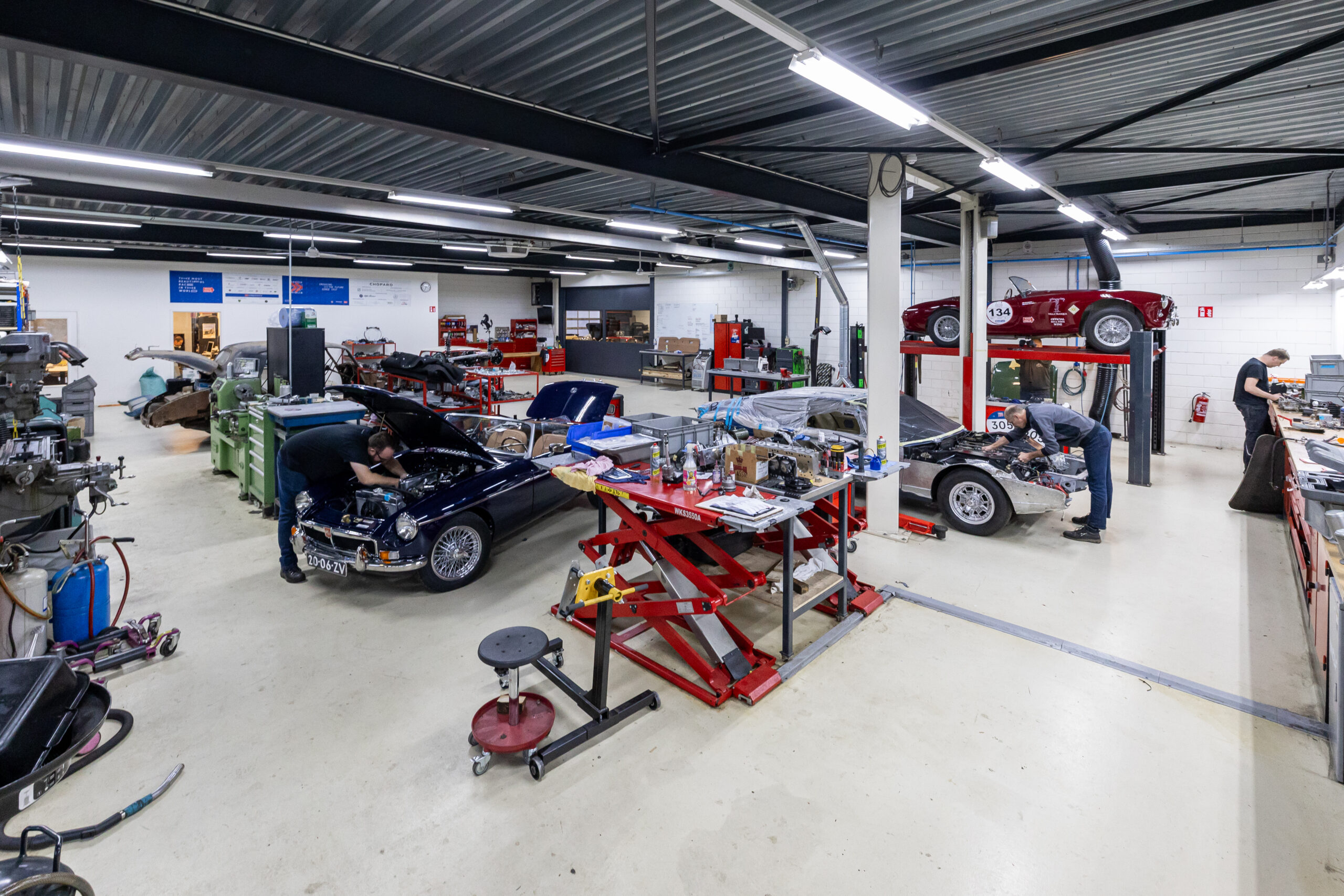 Je kunt nooit te veel ruimte hebben als je auto's restaureert. - Foto's en video: Mike Tekst & Beeld