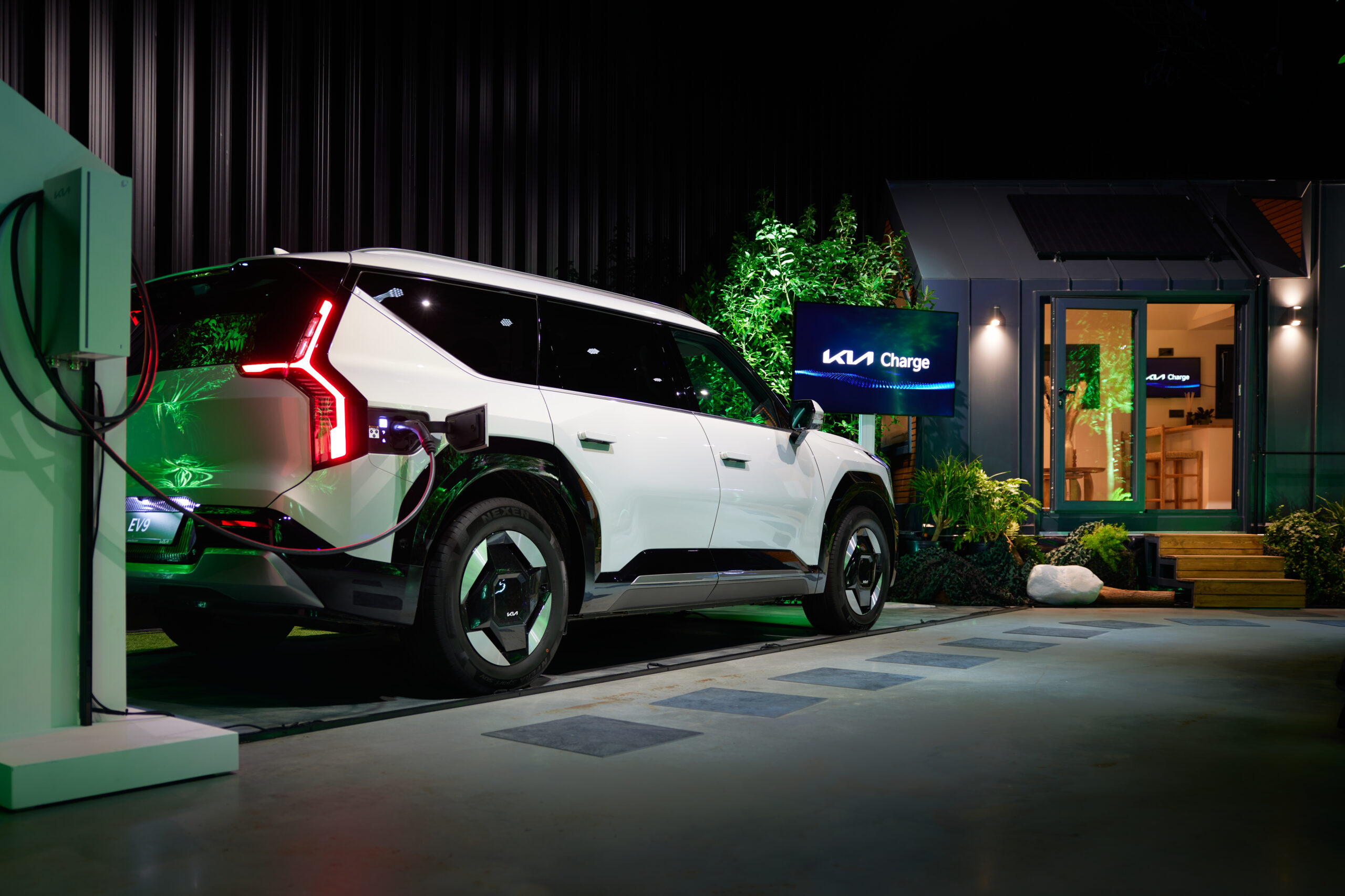 Kia introduceert Kia Charge om elektrisch rijden te vergemakkelijken en elektrische voertuigen optimaal te benutten voor een stabiel energienetwerk. - Foto: Kia