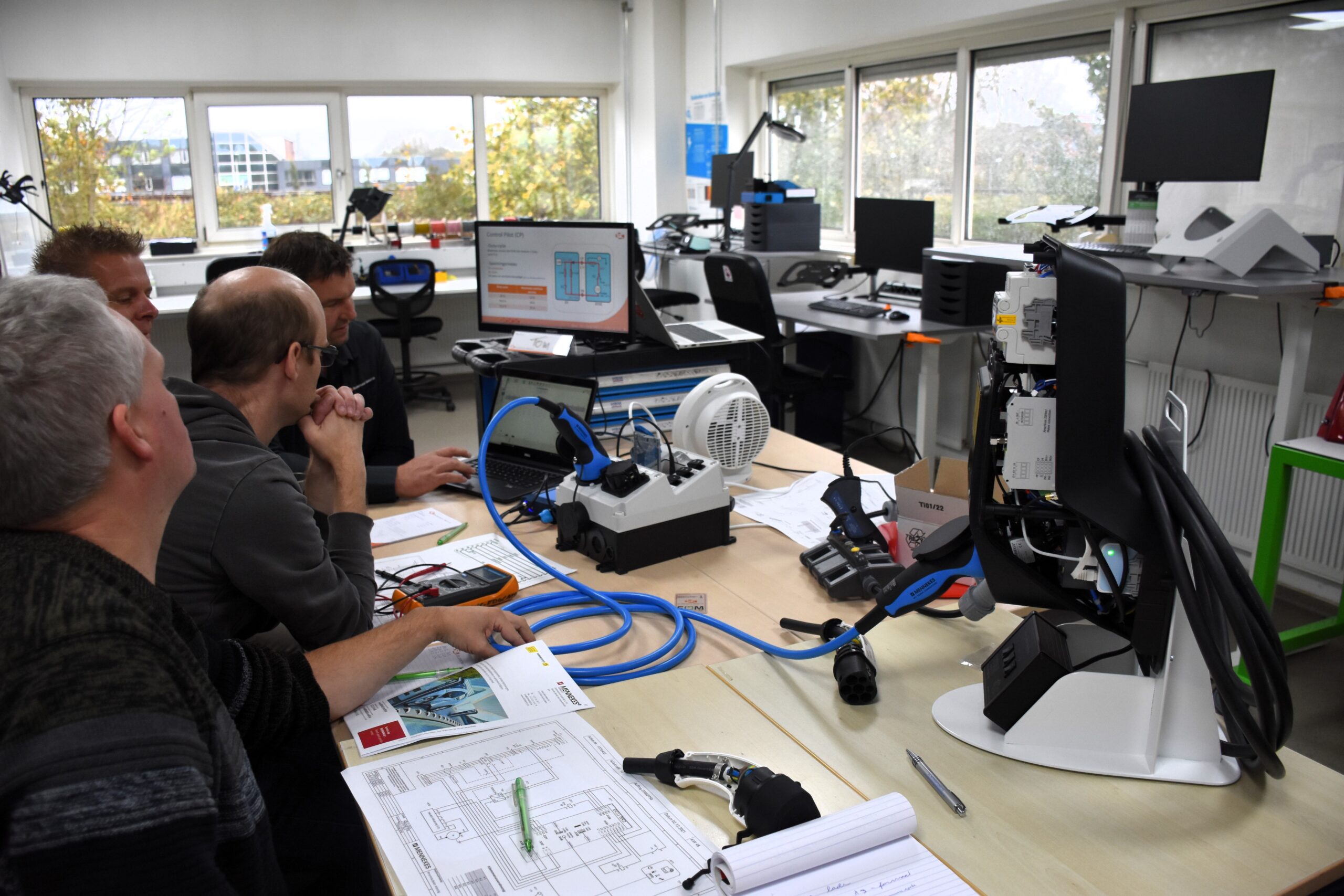Tom Seldenthuis maakte een proefopstelling met een wallbox en een testbox en elektrische verwarming als ‘auto’. De Picoscope brengt de digitale handshake tussen wallbox en ‘auto’ in beeld.