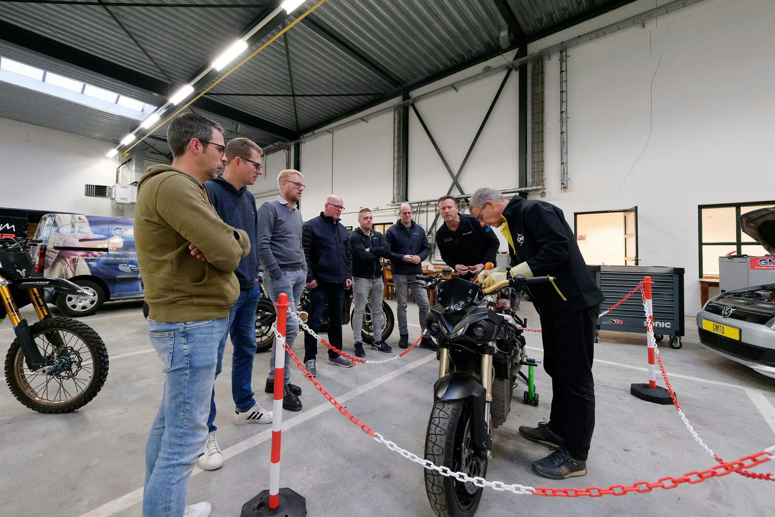 Theorie en praktijk tijdens de eerste training EV-specialist elektrische motorfietsen. - Foto: GMTO