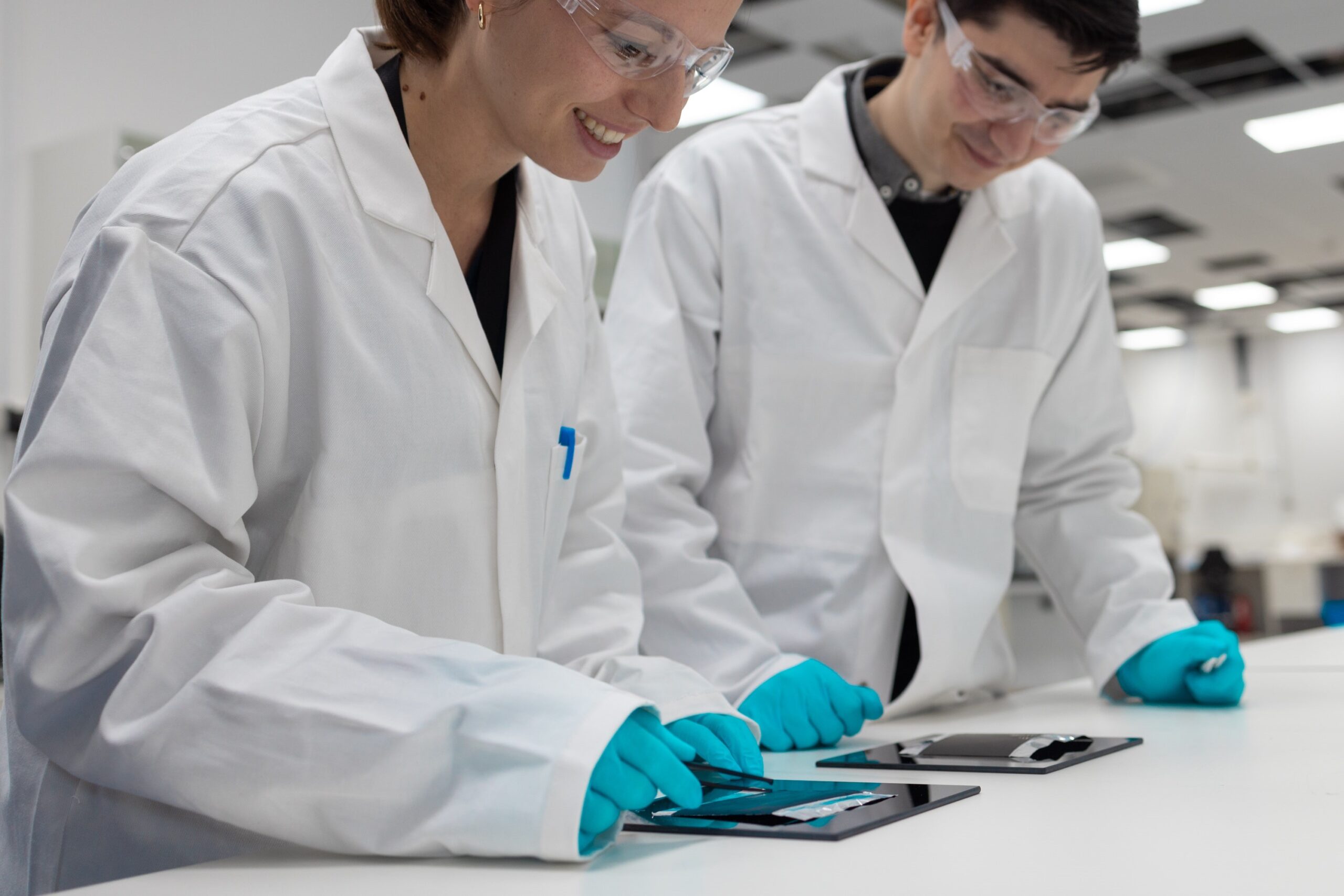 Wanneer de serieproductie van de Northvolt pouch-cellen, hier op de lab-tafel, kan beginnen wordt nog niet aangegeven.