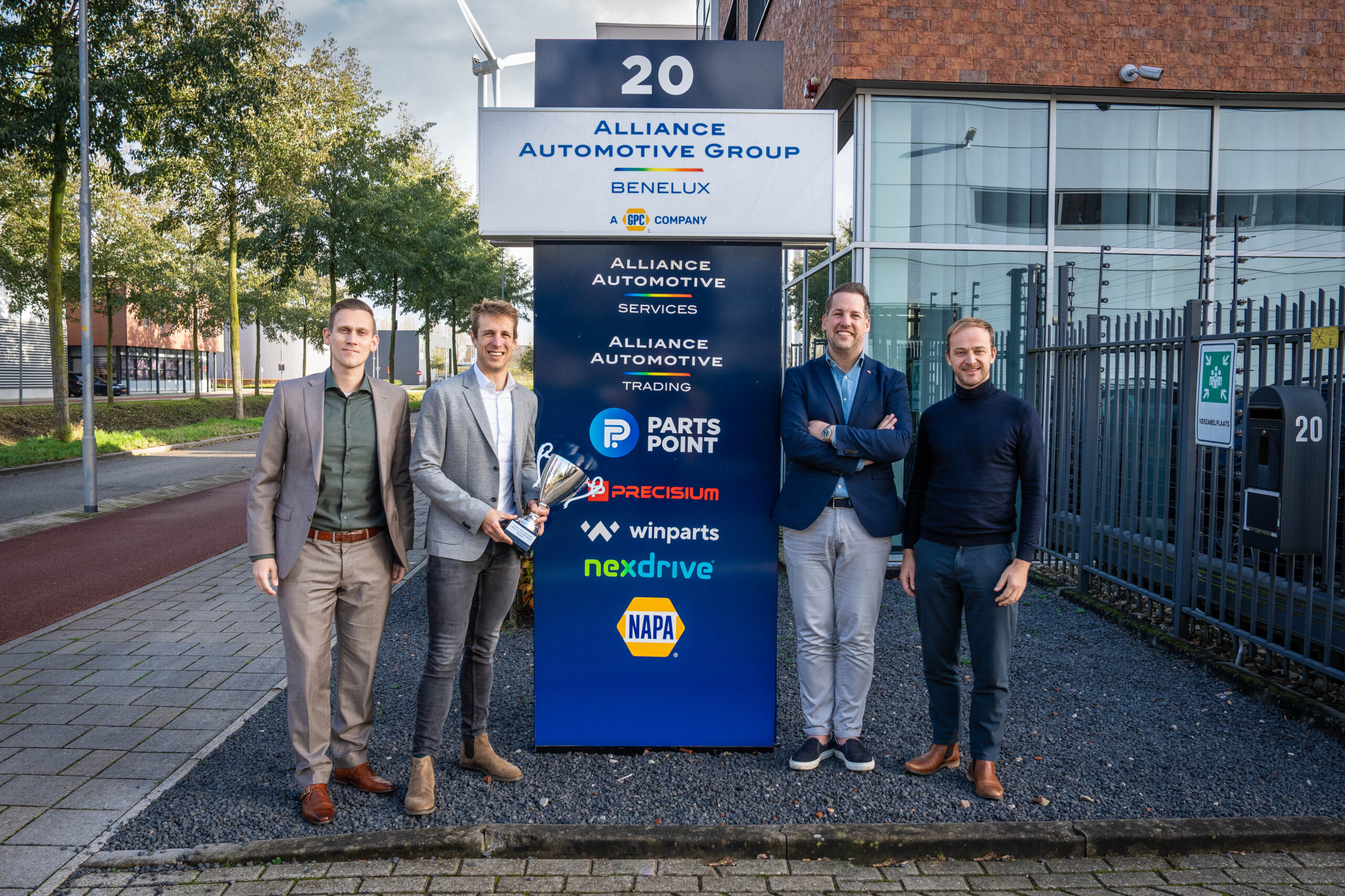 Van links naar rechts: Sem de Wit (Product Group Manager), Stijn Janssens (Sales Director Benelux Febi), Jan Verbeek (Director PM/Purchase & E-commerce), Peter van Biesen (Key Account Manager Benelux). - Foto: AAGB