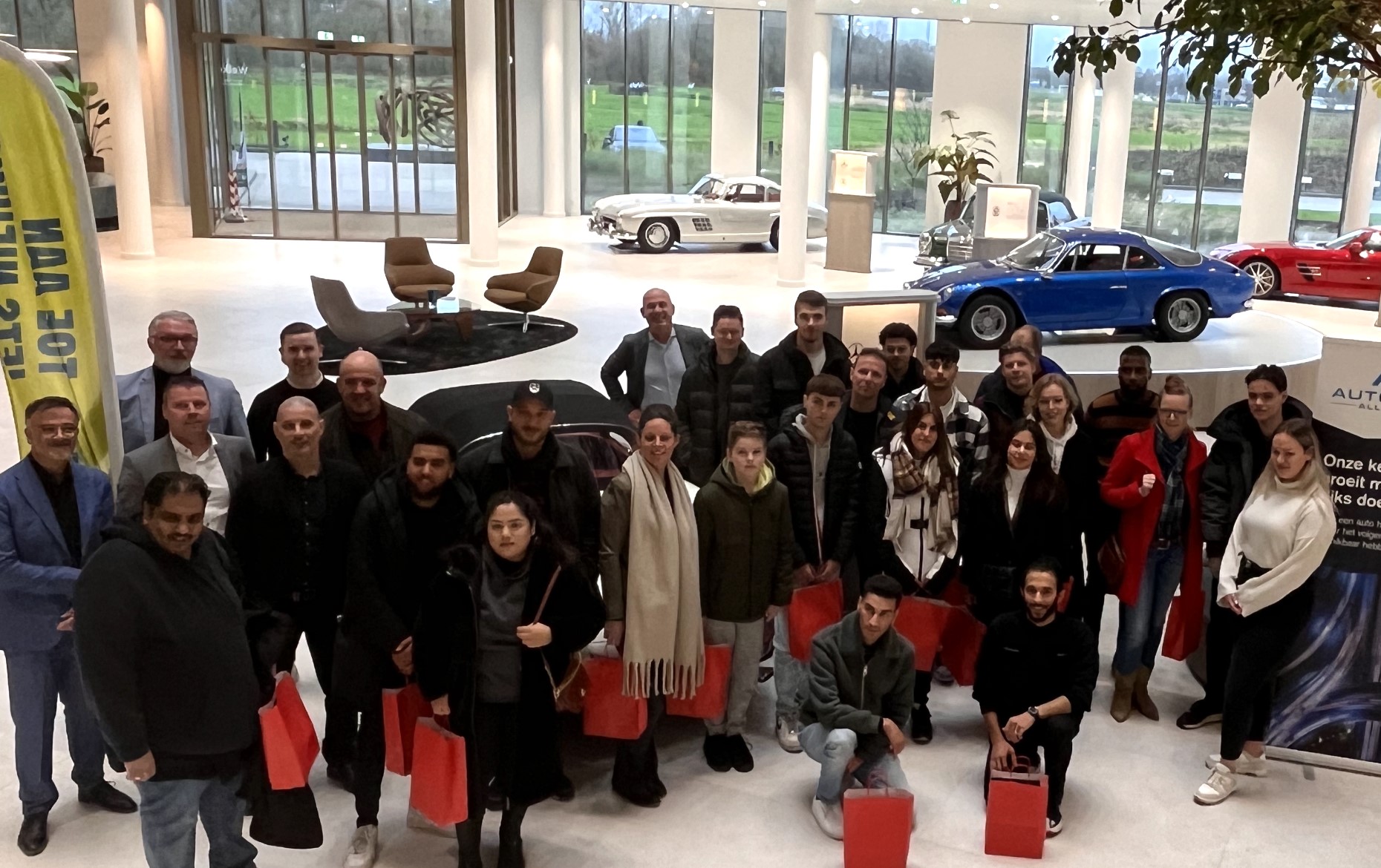 De open dag trok 23 geïnteresseerden uit diverse branches. Daarvan meldden zich 11 daadwerkelijk aan voor een opleiding en een baan bij Van Mossel Autoschade. - Foto: AutoTech Alliantie