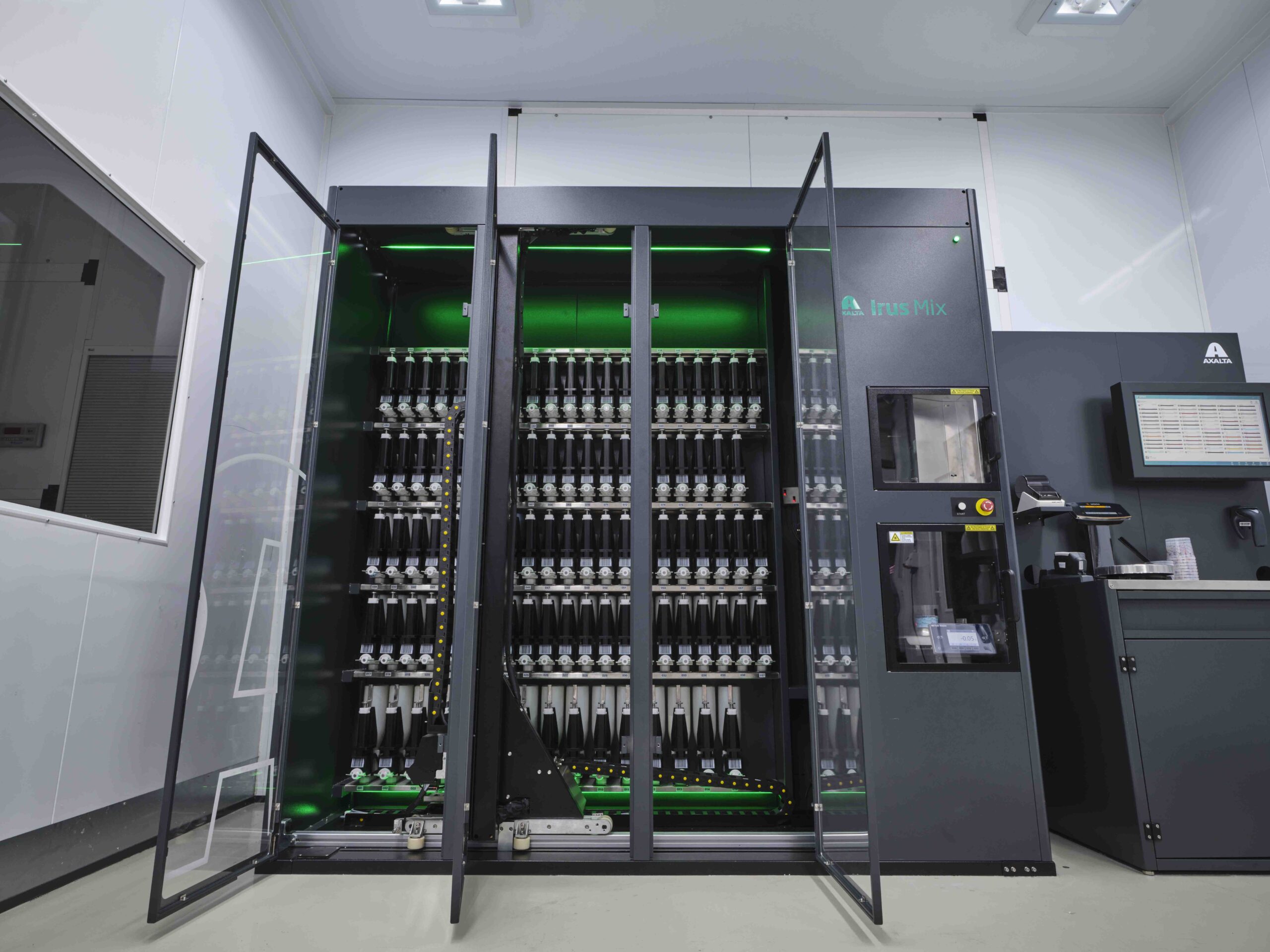 Een aantal vestigingen van Schadenet neemt de volautomatische mengmachine Axalta Irus Mix in gebruik. - Foto: Axalta