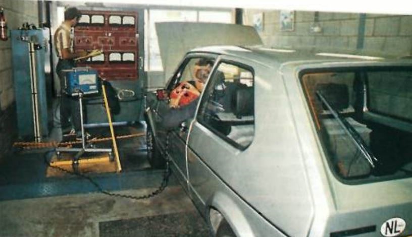 Uitlatentest in 1983. Op de rollenbank  werd ook het vermogen gemeten. - Foto: AMT Archief