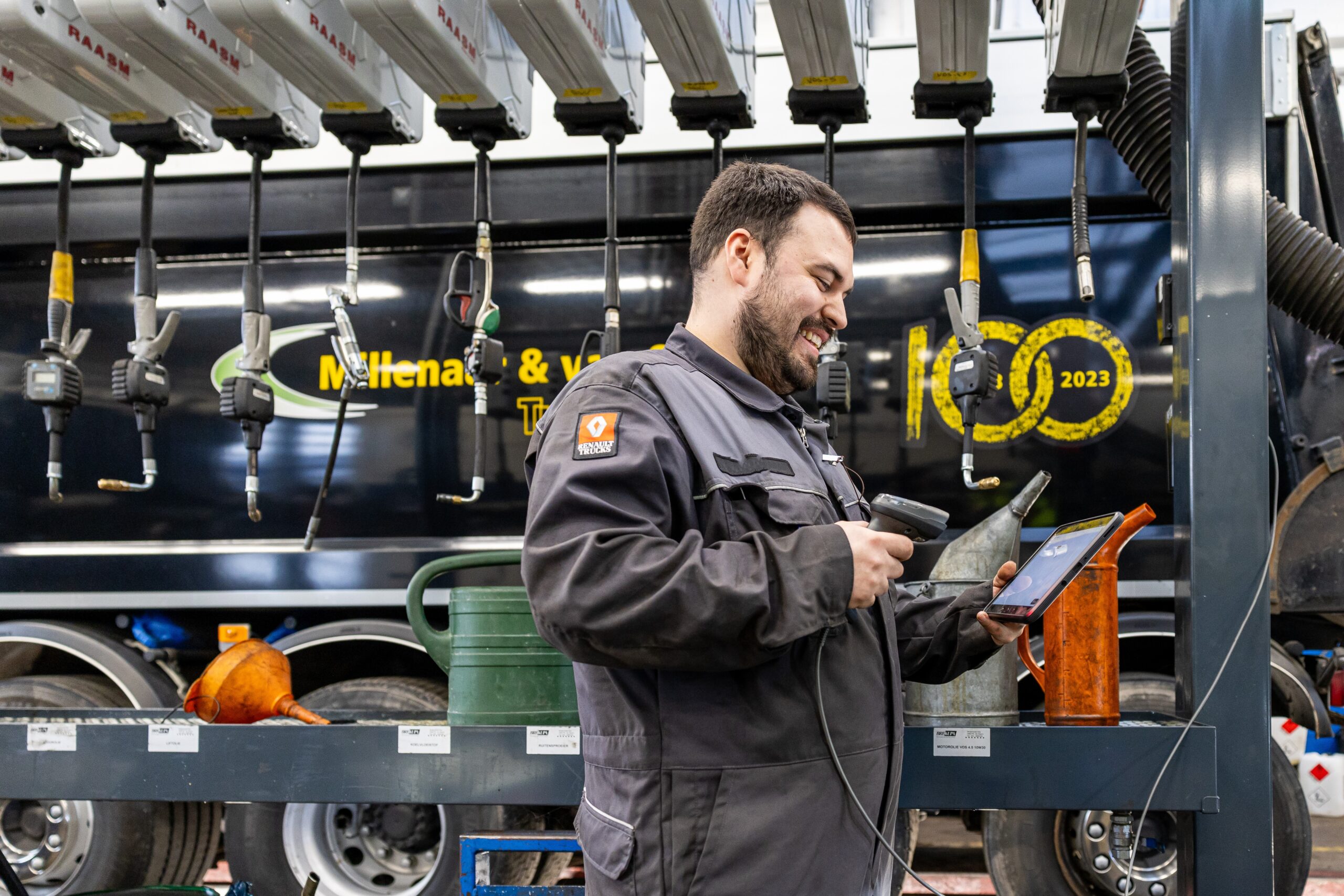 Ondanks het groeiende marktaandeel van elektrische trucks blijft dieseltechniek voorlopig dominant. In 2023 is de werkplaats voorzien van een nieuw vloeistofafgiftesysteem van Brekupa. De technicus scant de werkorder waarna het systeem de juiste vloeistoffen (motorolie, cardanolie, koelvloeistof, etc.) in de juiste hoeveelheden afgeeft. “Het systeem bespaart tijd, voorkomt geknoei en gesleep met kannen, en de werkorder klopt altijd”, somt Ricky de voordelen op.