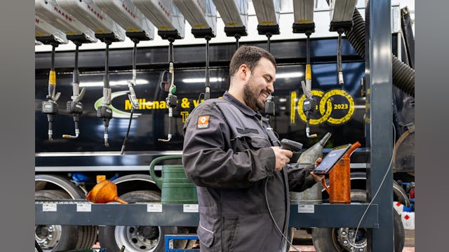 Ondanks het groeiende marktaandeel van elektrische trucks blijft dieseltechniek voorlopig dominant. In 2023 is de werkplaats voorzien van een nieuw vloeistofafgiftesysteem van Brekupa. De technicus scant de werkorder waarna het systeem de juiste vloeistoffen (motorolie, cardanolie, koelvloeistof, etc.) in de juiste hoeveelheden afgeeft. “Het systeem bespaart tijd, voorkomt geknoei en gesleep met kannen, en de werkorder klopt altijd”, somt Ricky de voordelen op.