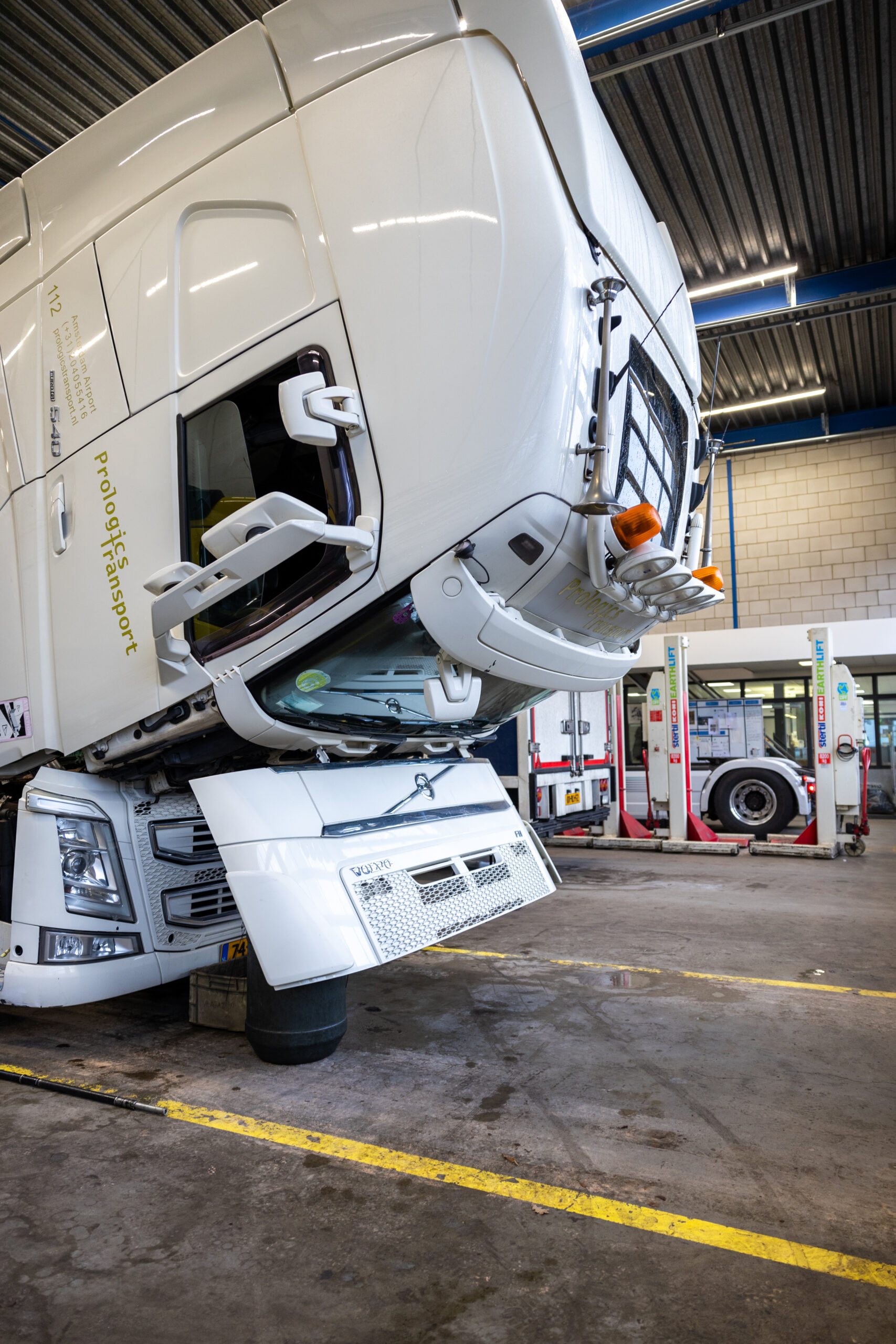Voor het uitlezen van de tachograaf investeerde VGTC in een VDO Workshop Tab. De tablet maakt draadloos verbinding met de tachograaf, via een adapter, en uploadt de uitgelezen data draadloos naar de werkplaatsserver. Het systeem voldoet aan de nieuwe Europese Smart Tacho 2-norm voor zware trucks die in 2023 is ingevoerd. 