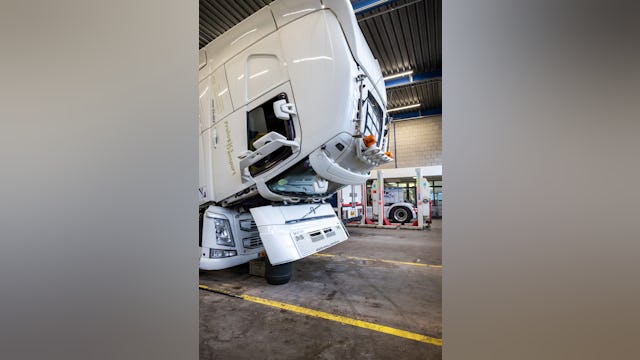 Voor het uitlezen van de tachograaf investeerde VGTC in een VDO Workshop Tab. De tablet maakt draadloos verbinding met de tachograaf, via een adapter, en uploadt de uitgelezen data draadloos naar de werkplaatsserver. Het systeem voldoet aan de nieuwe Europese Smart Tacho 2-norm voor zware trucks die in 2023 is ingevoerd.