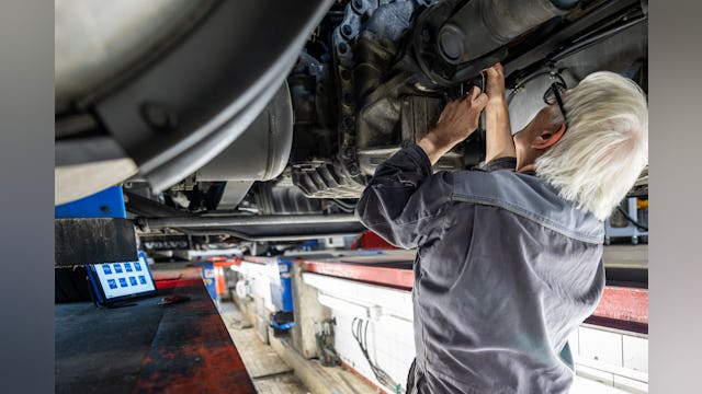 De apk-teststraat is voorzien van een lange inspectieput. Voor de wettelijk verplichte keuring werken de keurmeesters met een mix van analoge en digitale equipment. De remmentestbank en de roetmetingsapparatuur zijn van Maha.