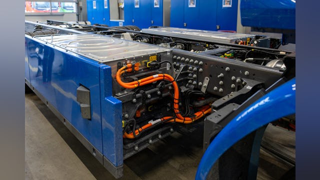 De werkplaats in Aalsmeer bestaat uit drie afdelingen: de hoofdwerkplaats, de apk-teststraat en de nieuwbouwhal. Van elektrische trucks kijkt niemand nog op. De nieuwbouwwerkplaats staat vol met nieuwe e-trucks die worden voorbereid voor opbouw en ombouw. Veilig werken is prioriteit nummer een, benadrukt Ricky. “Er zijn geen foutmarges bij elektrische trucks. Je moet altijd de voorgeschreven werkprocedures volgen en de juiste pbm’s gebruiken. Veiligheid voor alles.”